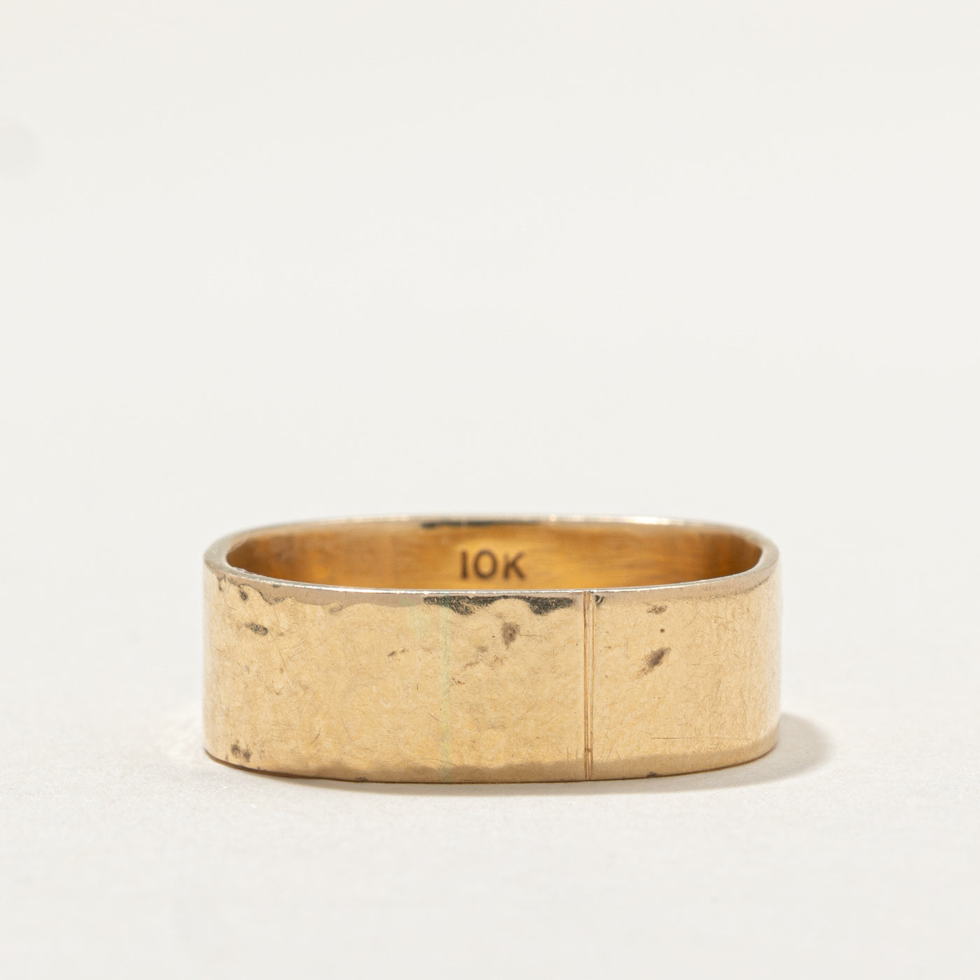 Alliance carrée souple martelée en or jaune 10 carats | 6,8 mm | Taille 10