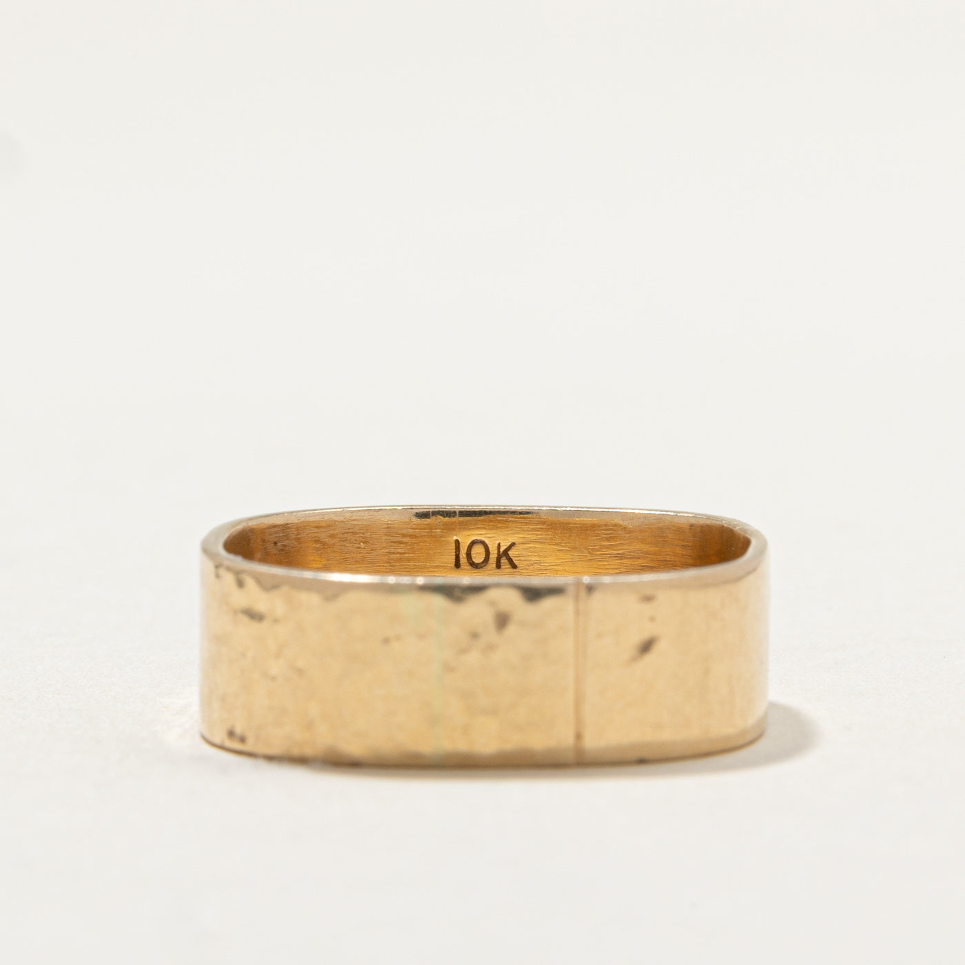 Alliance carrée souple martelée en or jaune 10 carats | 6,8 mm | Taille 10
