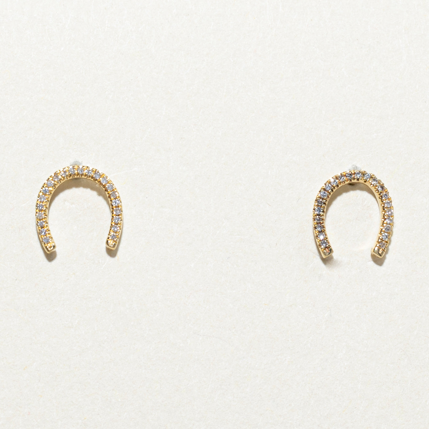 Boucles d'oreilles puces en forme de fer à cheval serties de diamants 10 carats | 0,06 ct au total
