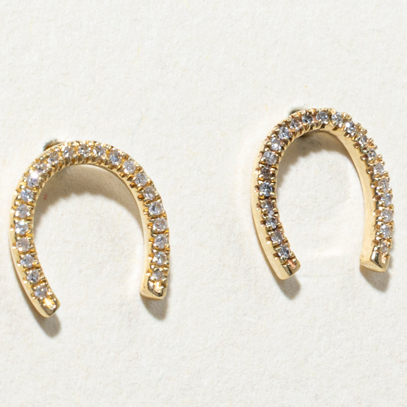 Boucles d'oreilles puces en forme de fer à cheval serties de diamants 10 carats | 0,06 ct au total
