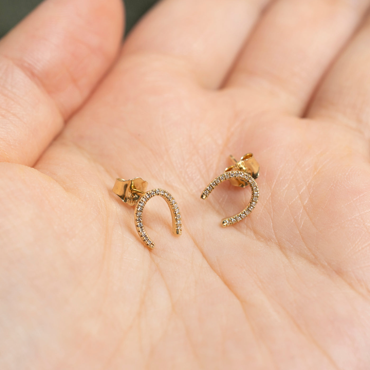 Boucles d'oreilles puces en forme de fer à cheval serties de diamants 10 carats | 0,06 ct au total