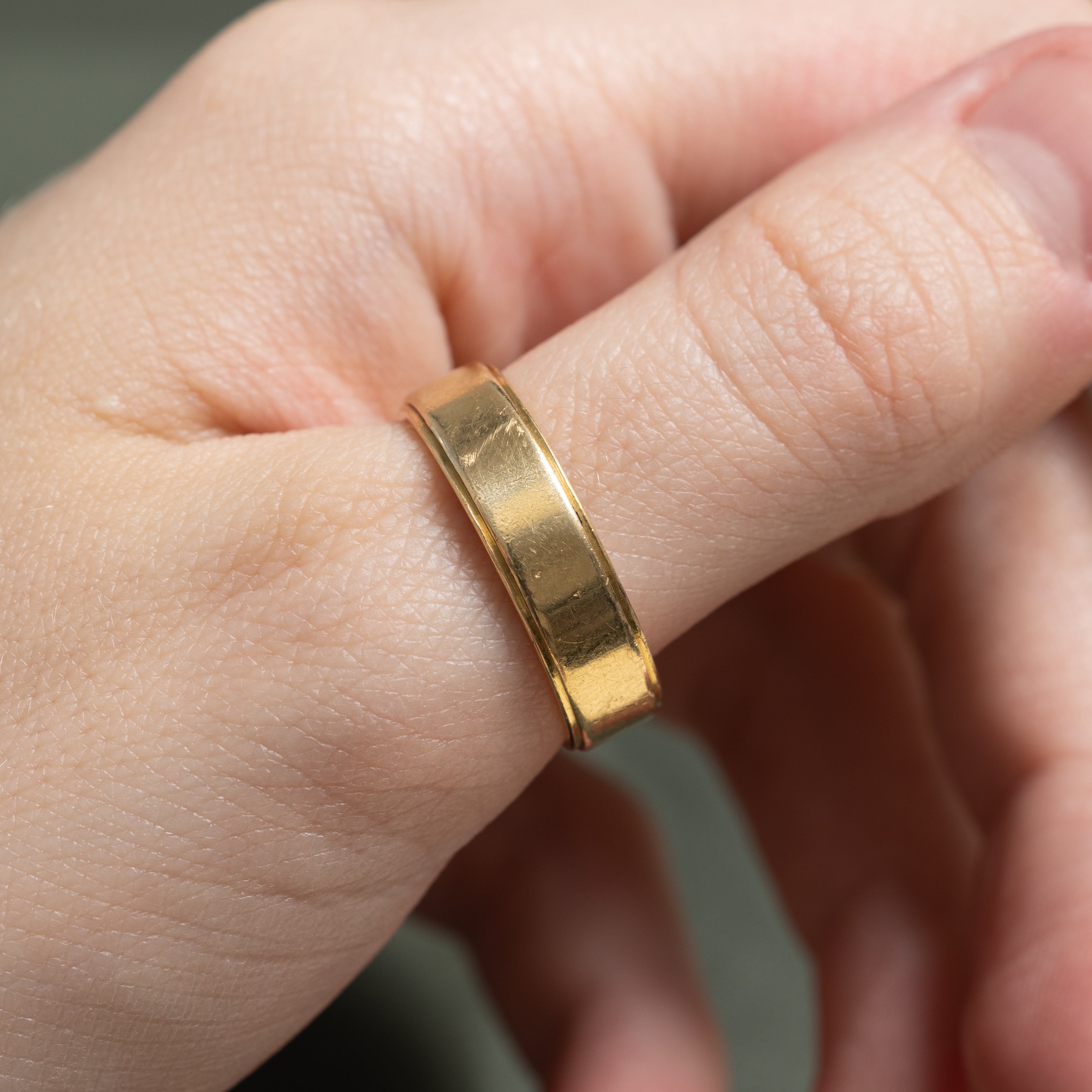 'Birks' 18k Yellow Gold Grooved Band | SZ 9.5