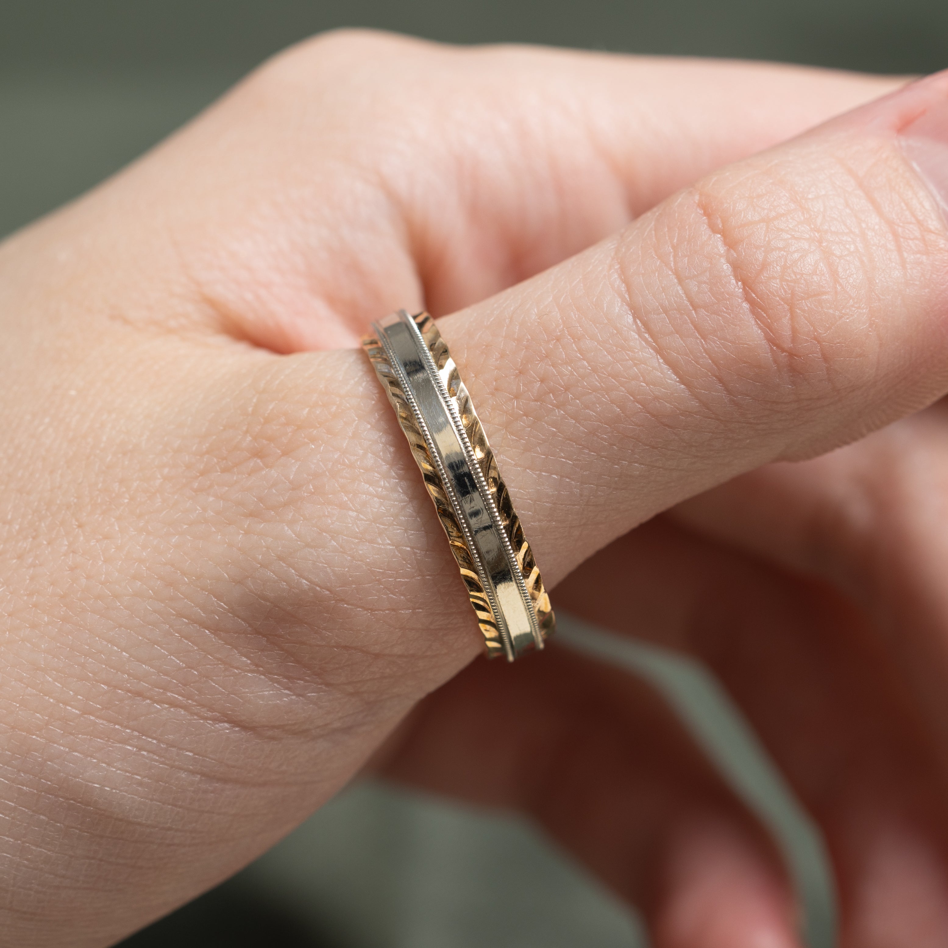 Bague Birks en or bicolore 10 carats, ornée de millegrains et de feuilles | 5 mm | Taille 12,25