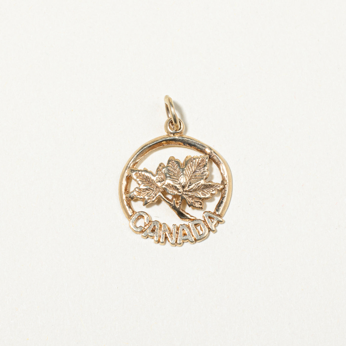 Breloque feuille d'érable « Canada » en or jaune 10 carats