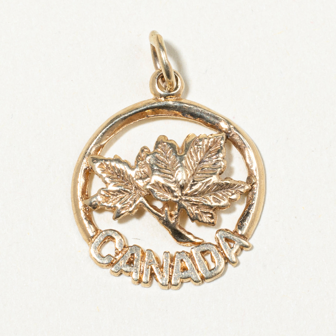Breloque feuille d'érable « Canada » en or jaune 10 carats
