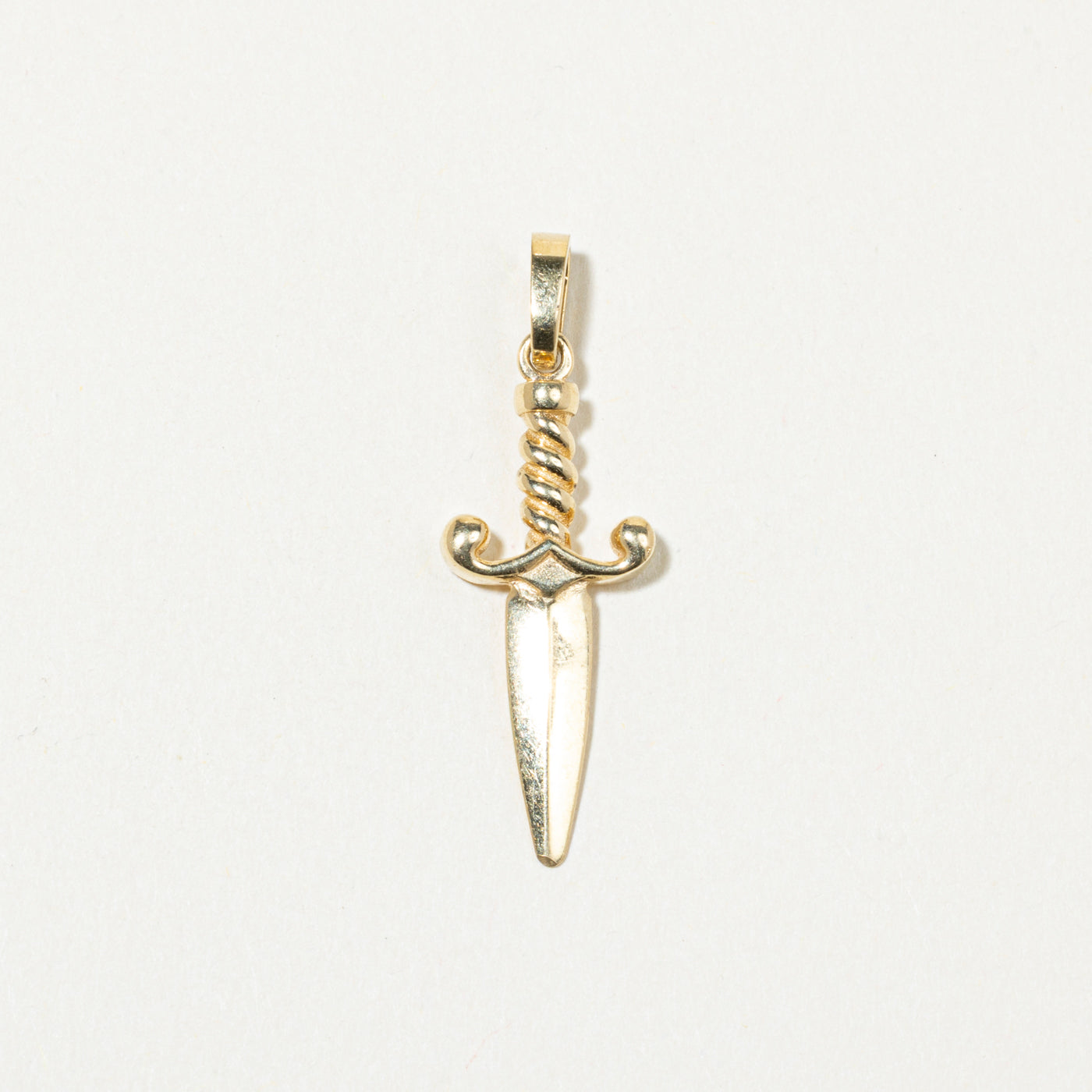 Pendentif mini poignard en or jaune 18 carats