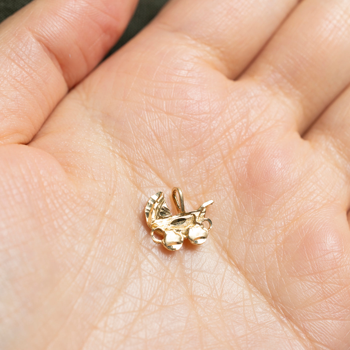 Breloque en or jaune 10 carats représentant un landau