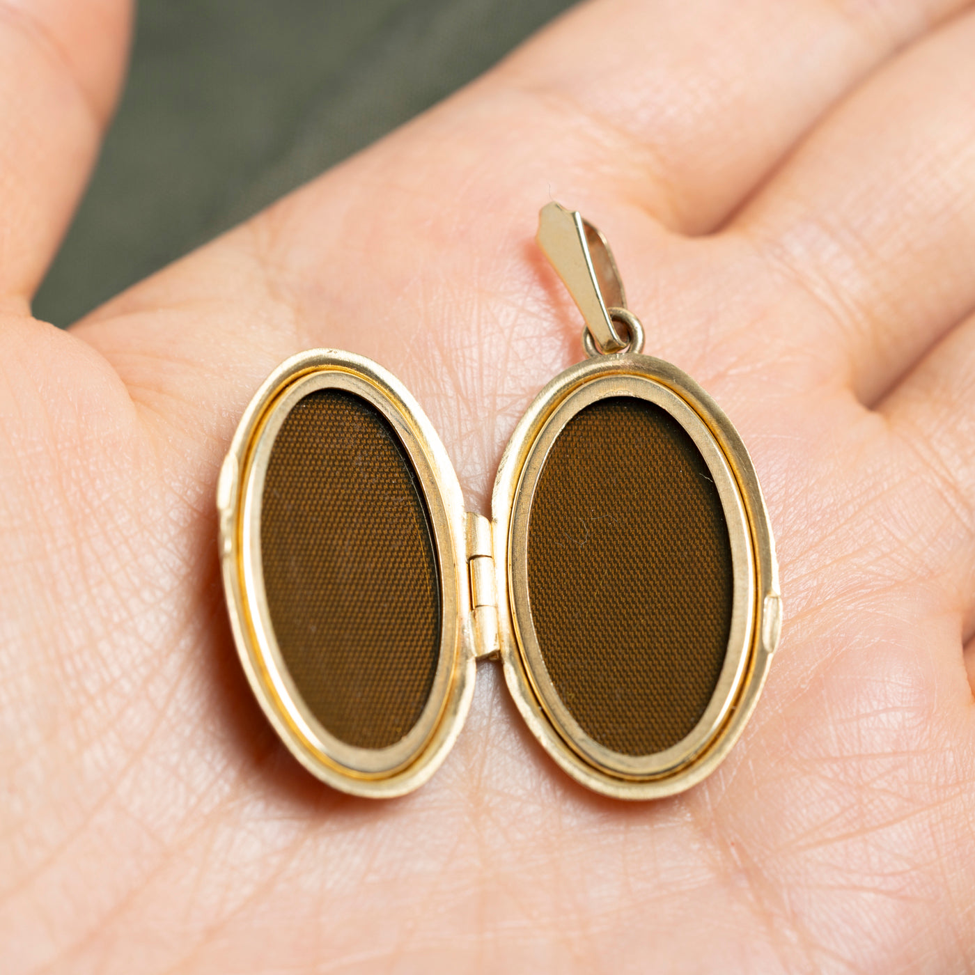 10k Yellow Gold Engraved Oval Locket
