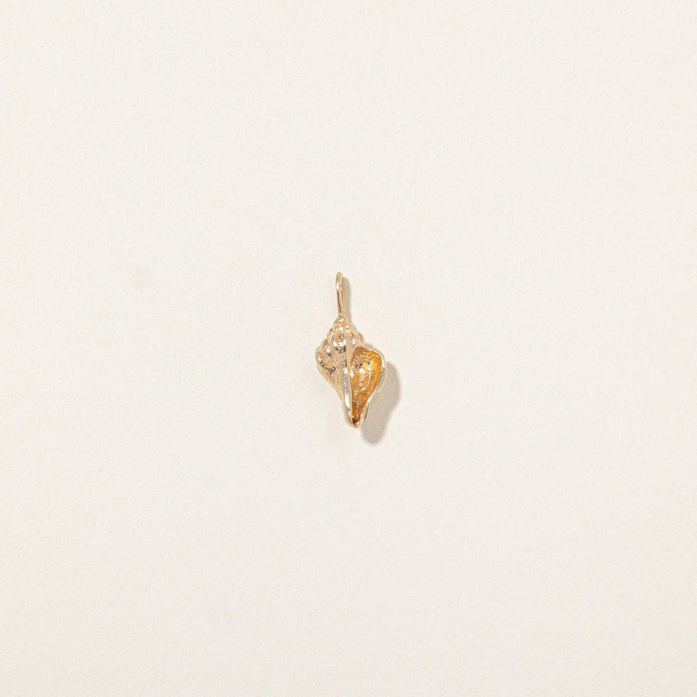 Breloque coquillage en or jaune 14 carats