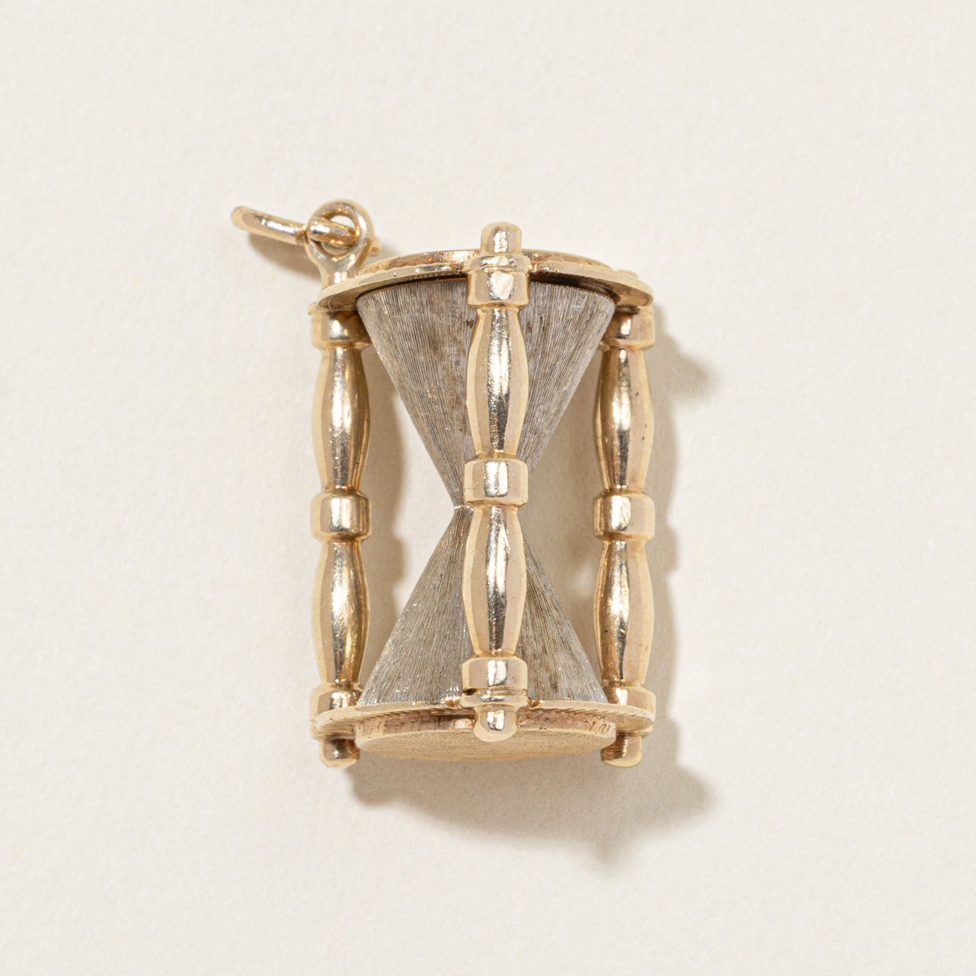 Breloque sablier en or jaune 10 carats