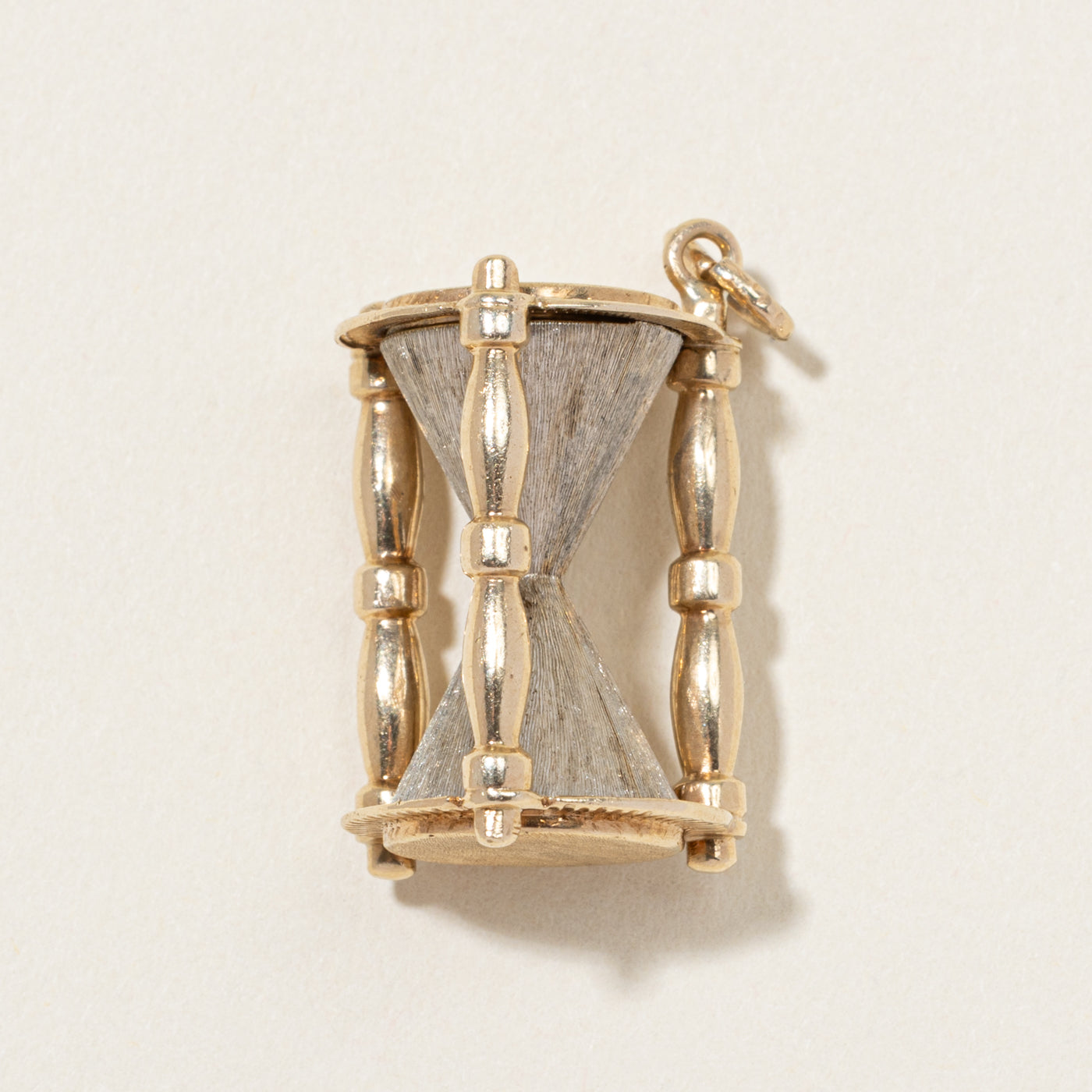 Breloque sablier en or jaune 10 carats