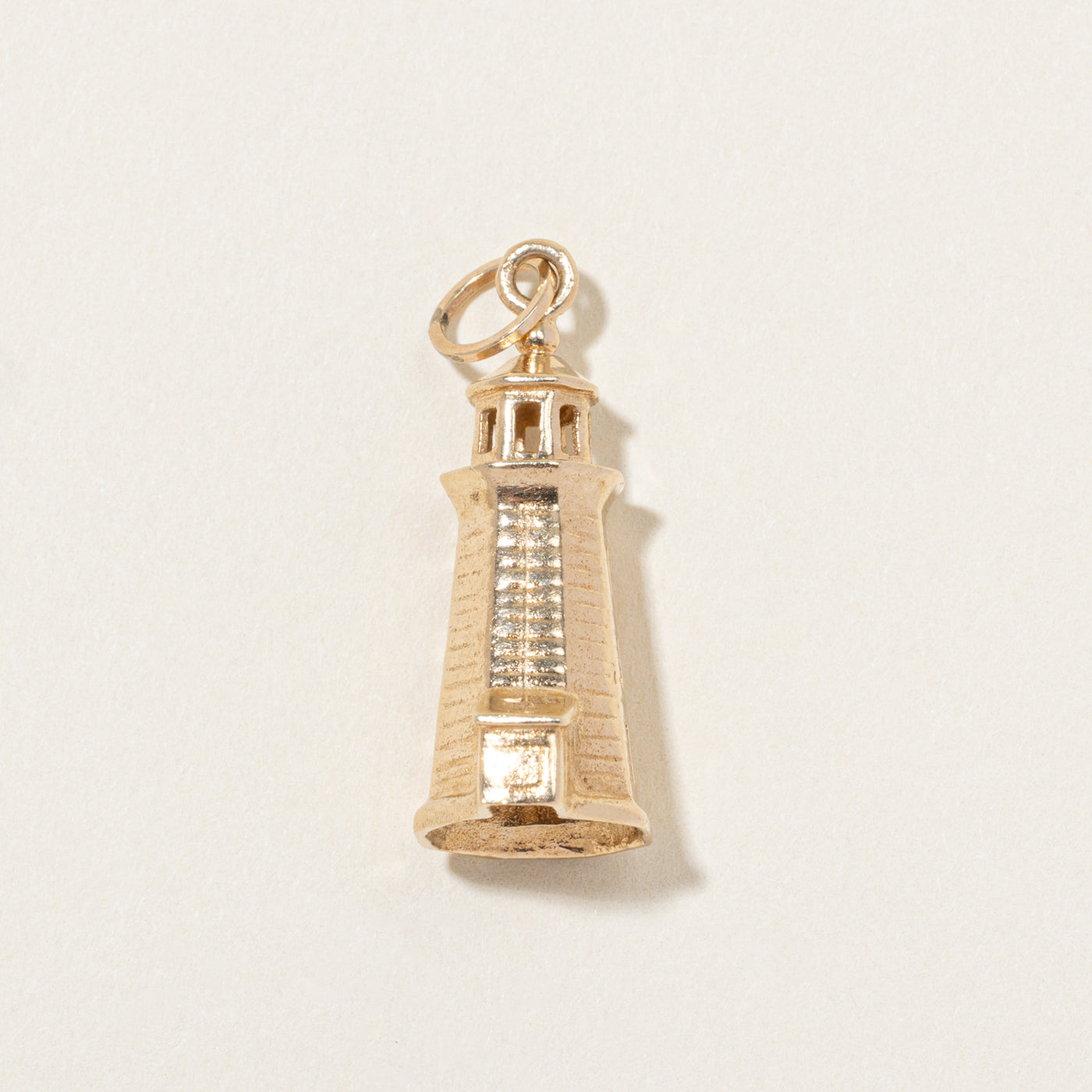 Breloque phare de Peggy's Cove en or jaune 10 carats