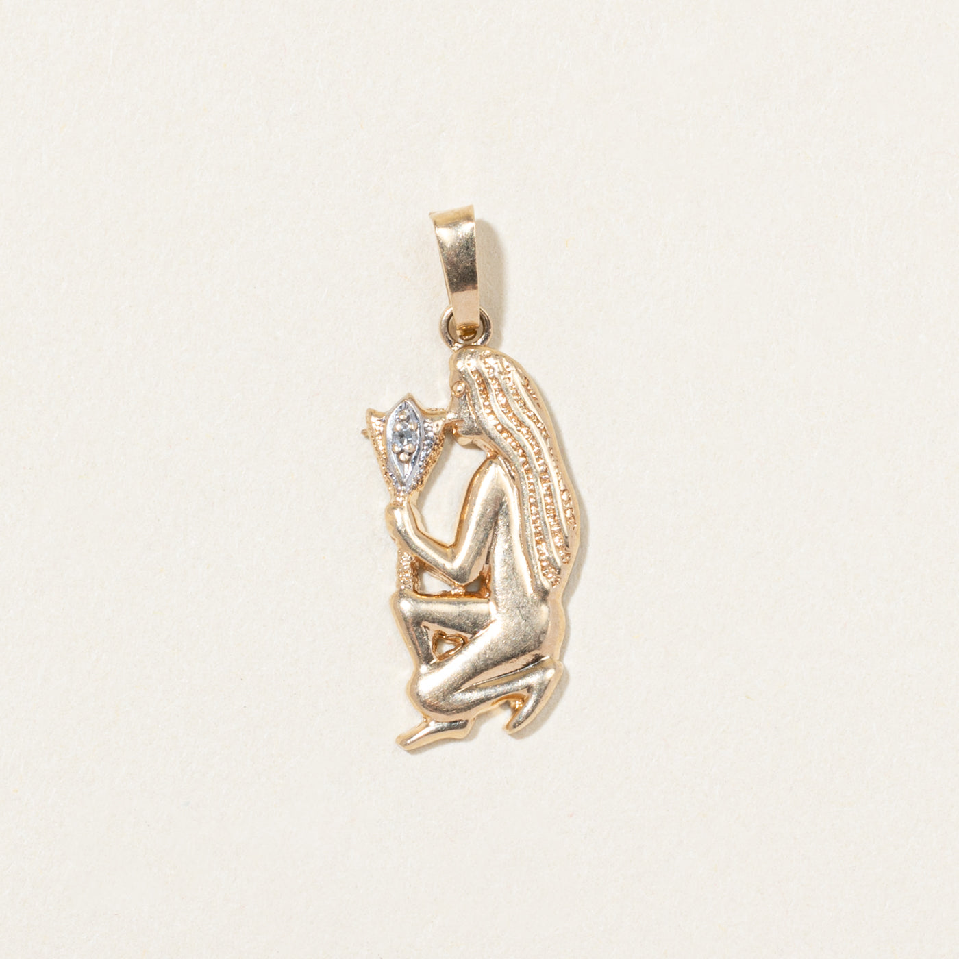 Figurine en or jaune 10 carats avec pendentif bâton