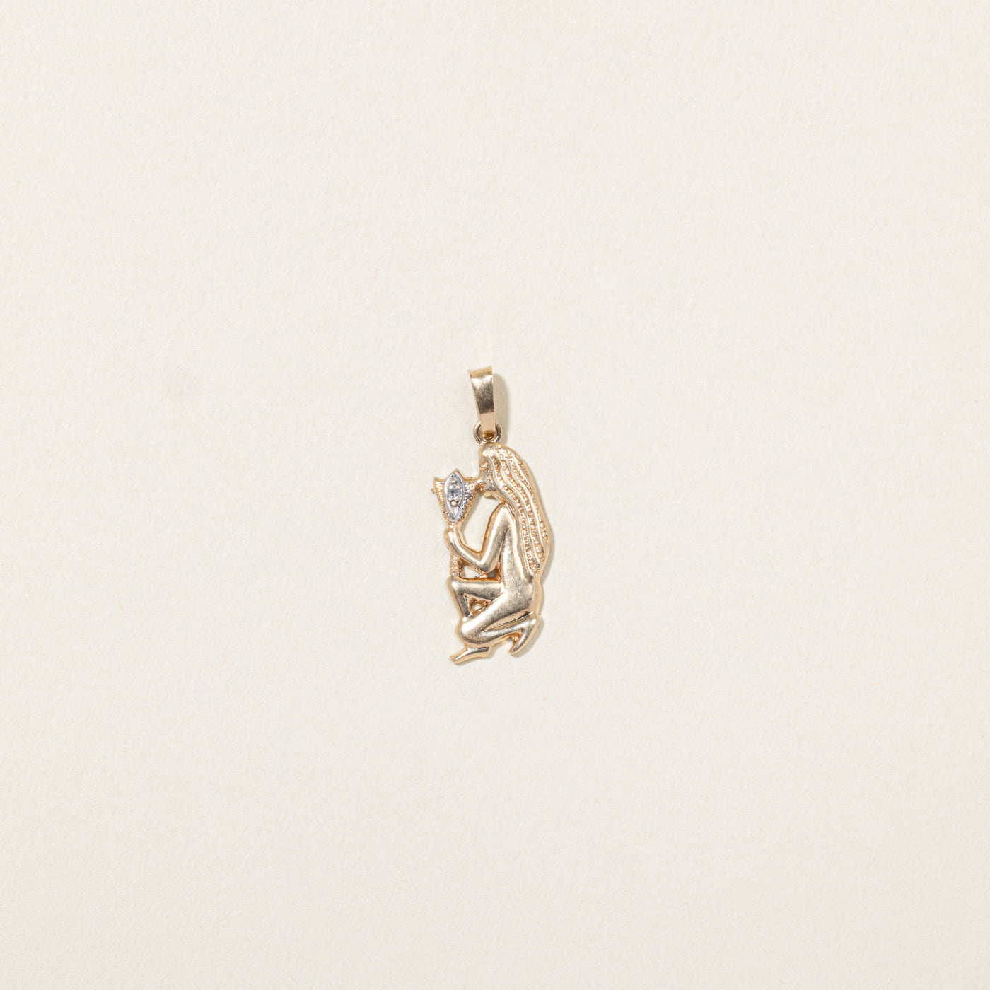 Figurine en or jaune 10 carats avec pendentif bâton