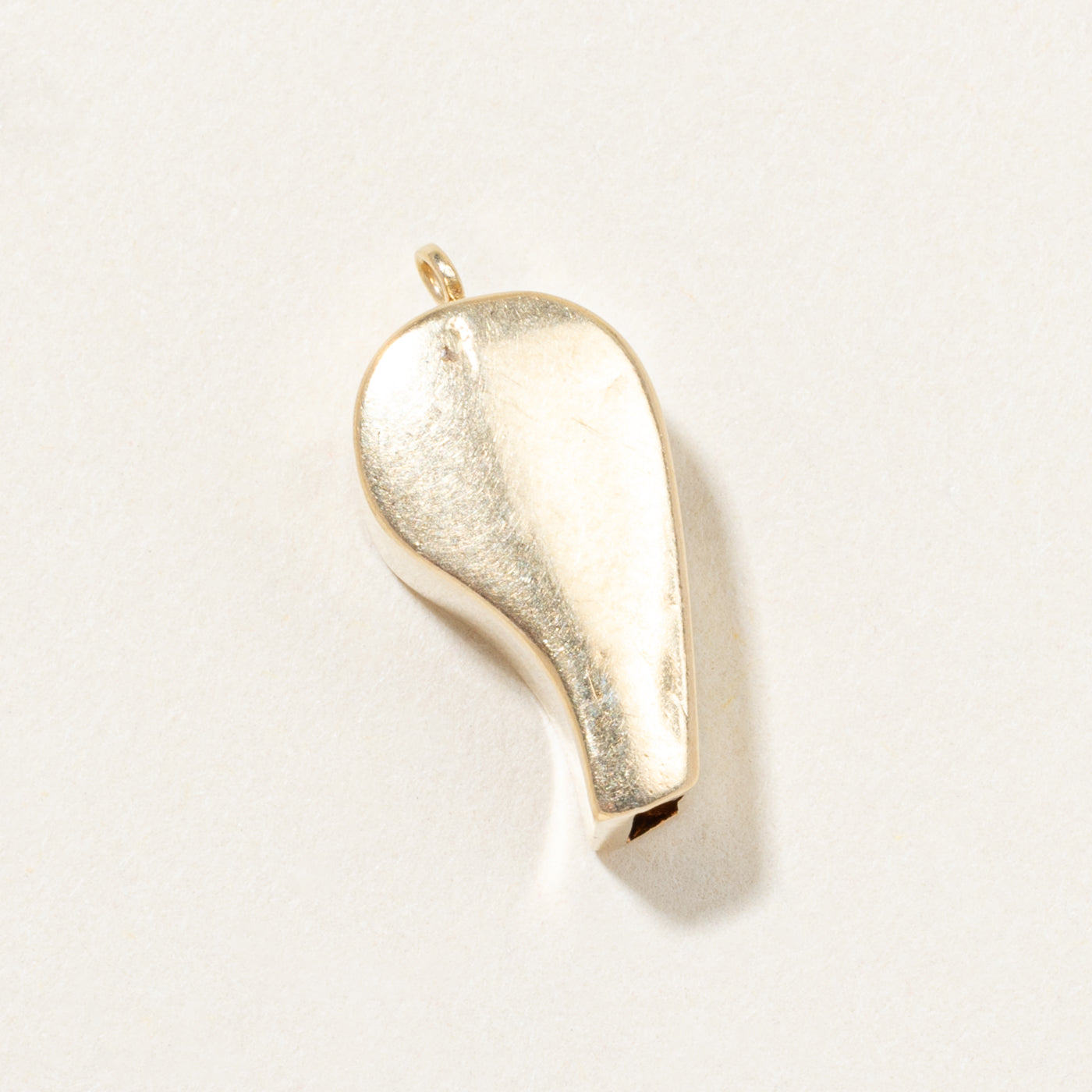 Breloque sifflet en or jaune 13 carats