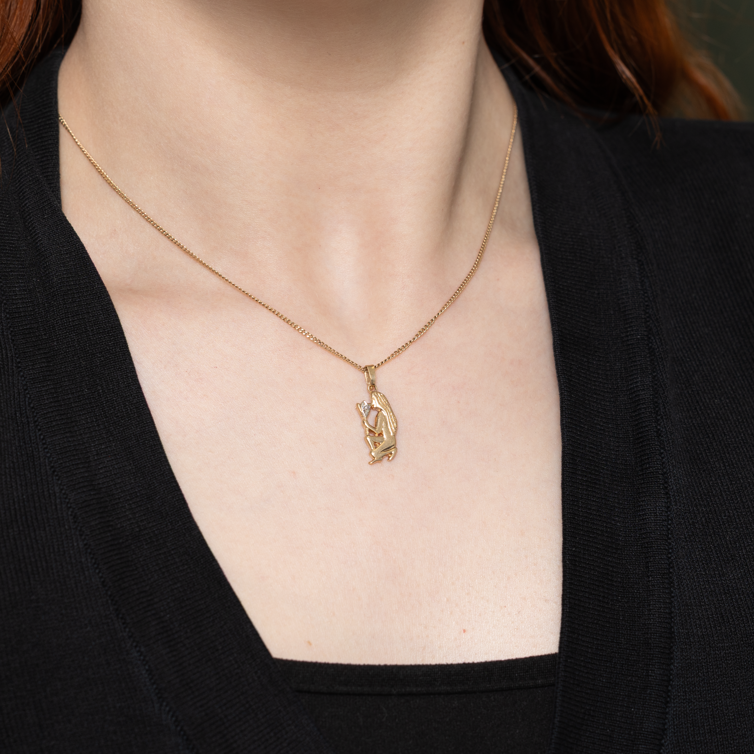 Figurine en or jaune 10 carats avec pendentif bâton