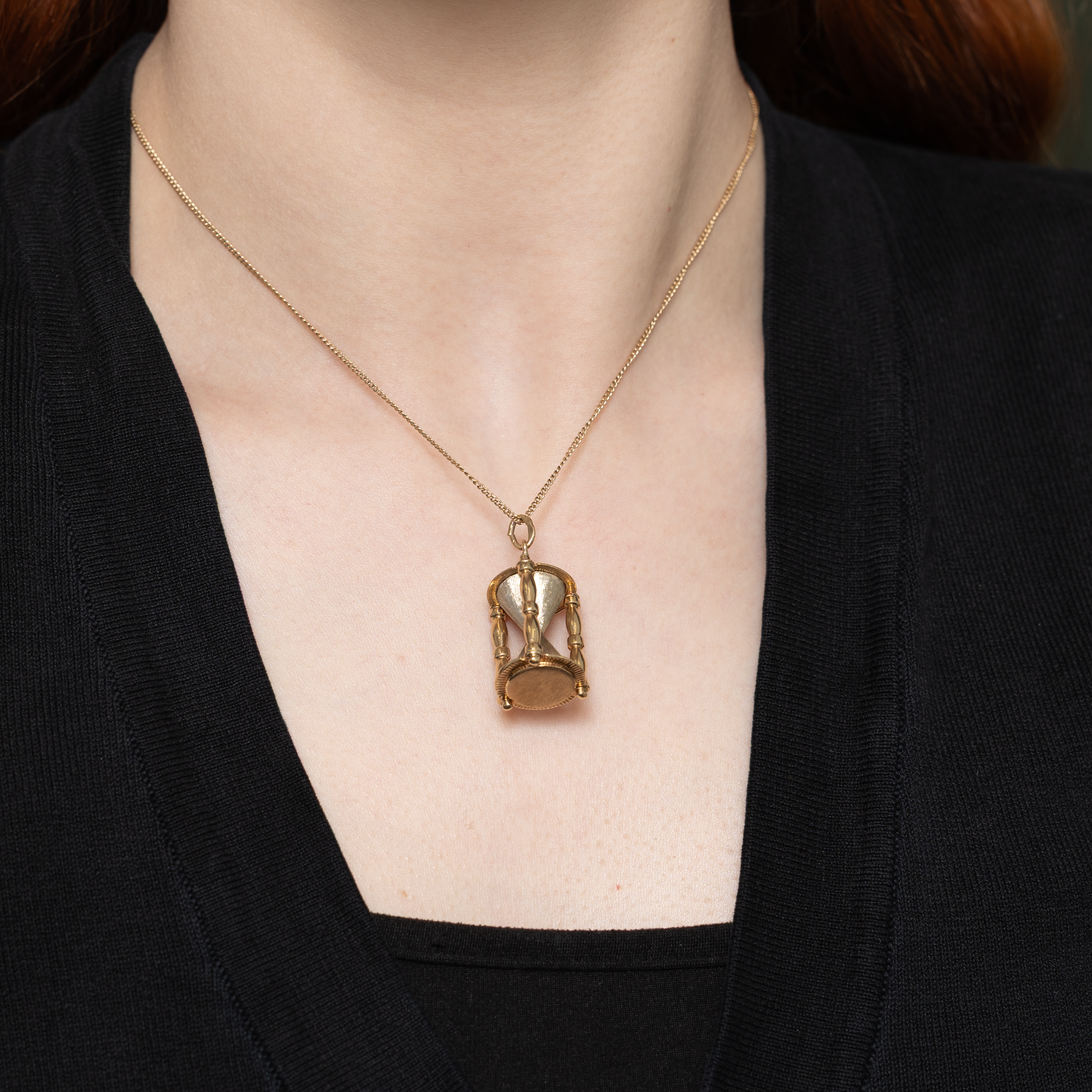 Breloque sablier en or jaune 10 carats