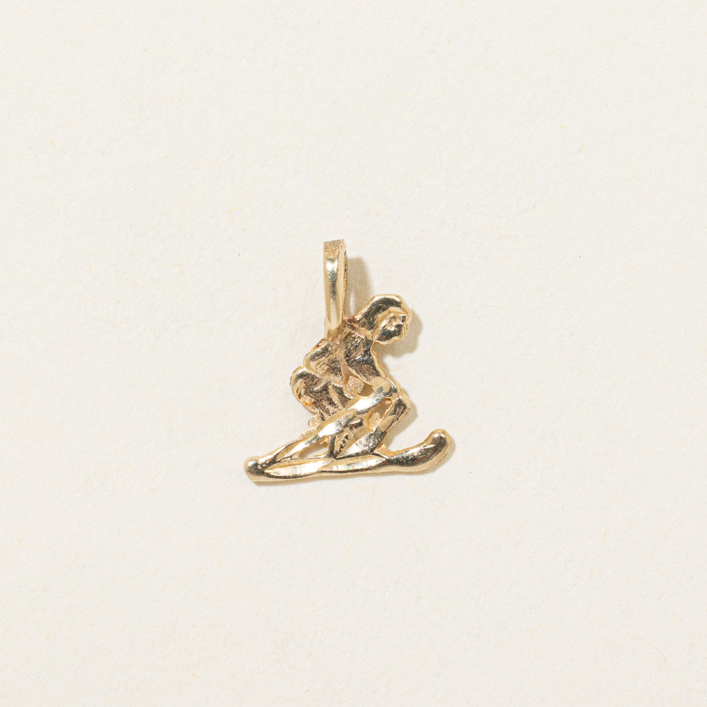 Pendentif skieur en or jaune 10 carats