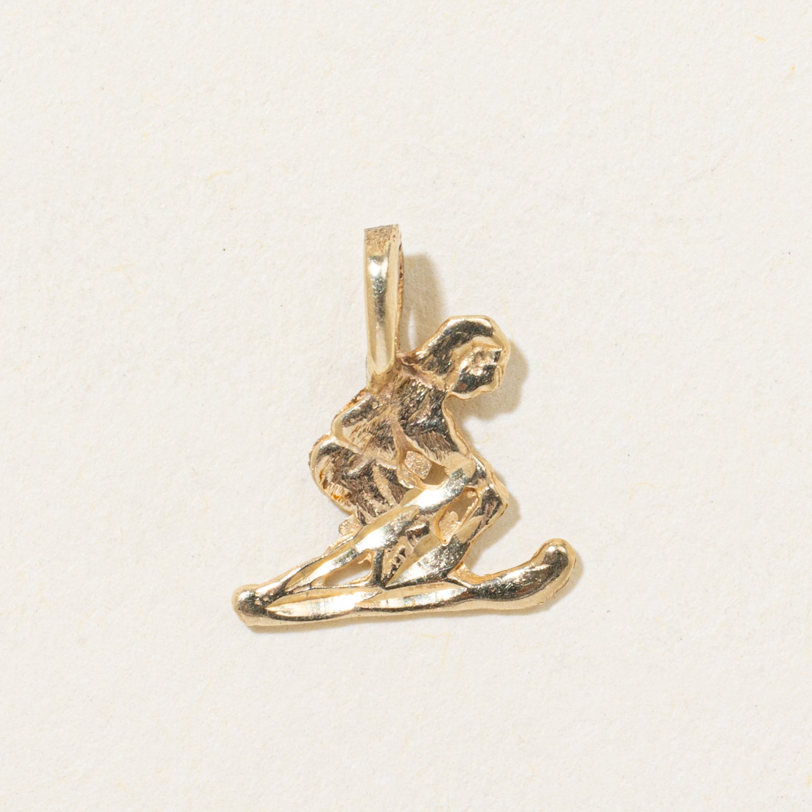 Pendentif skieur en or jaune 10 carats
