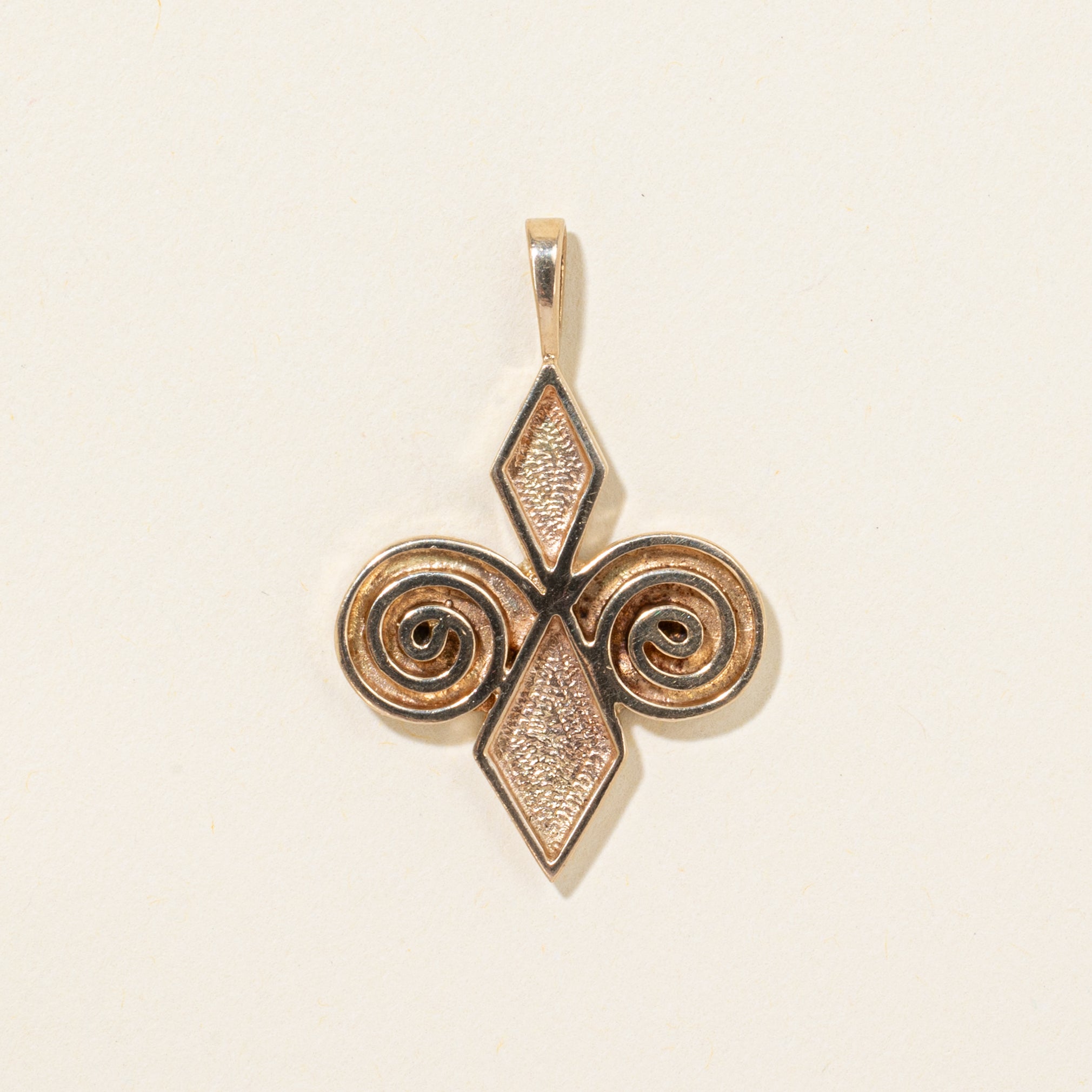 1975 Edinburgh 9k Yellow Gold Embossed Swirl Pendant
