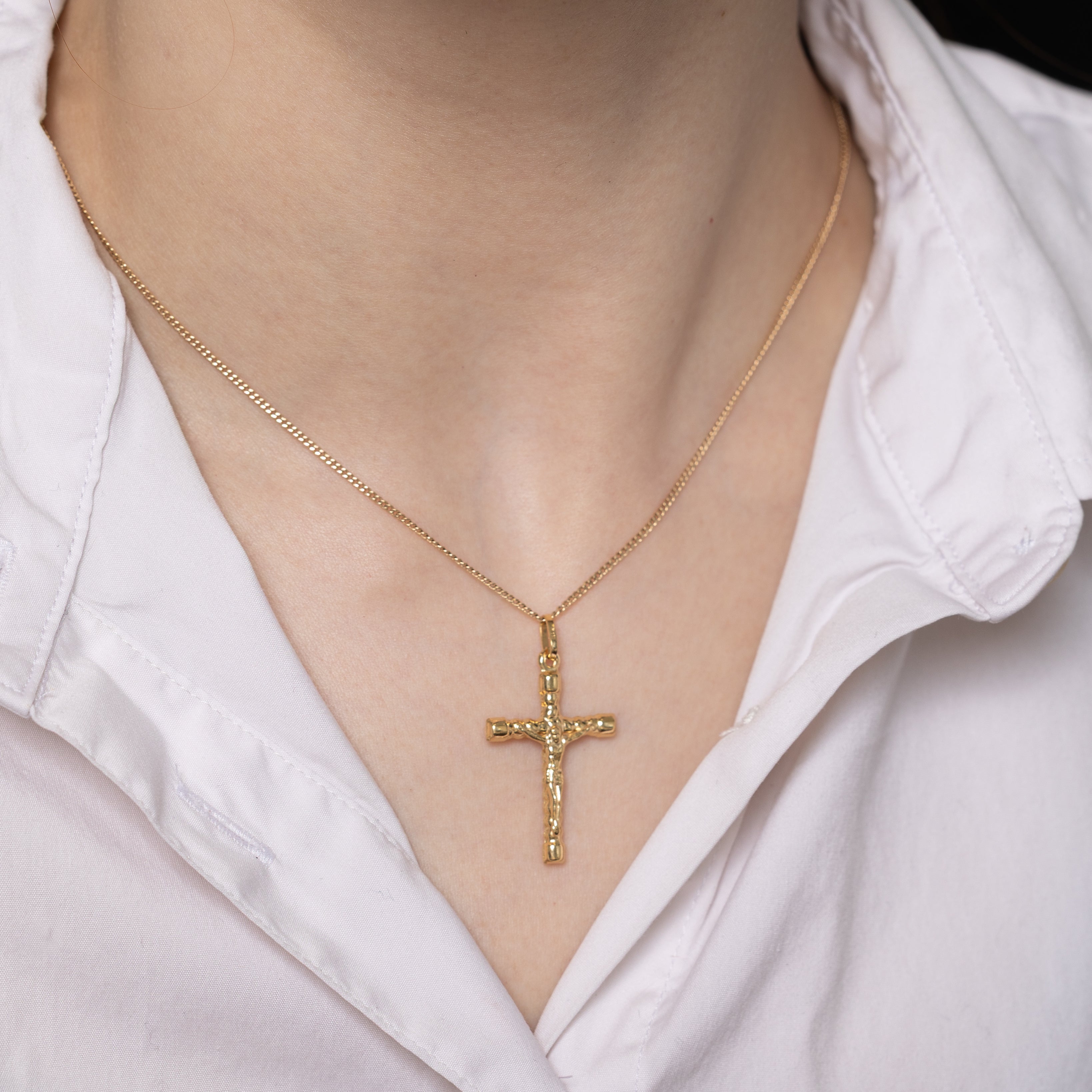 Breloque Jésus en croix en or jaune 18 carats