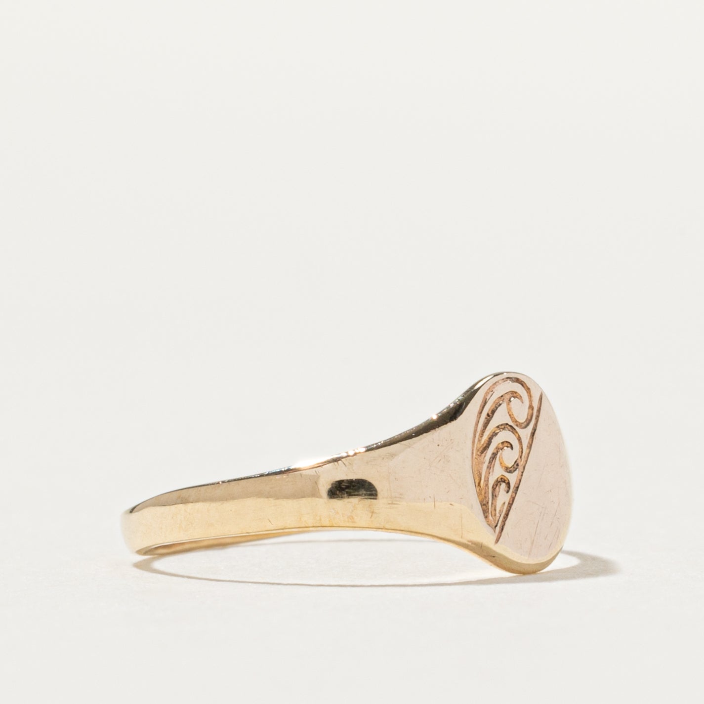 Bague chevalière en or jaune 9 carats à volutes | Taille 2,5