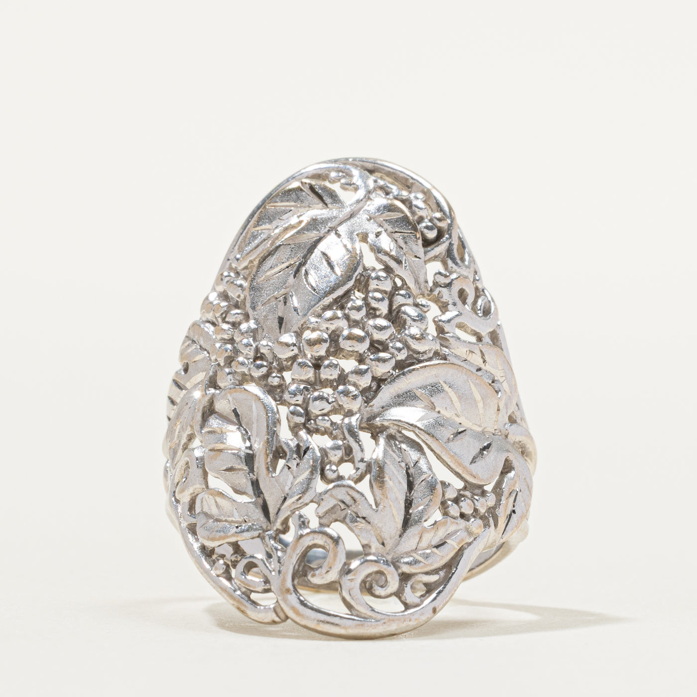 18k White Gold Leaf Design Engraved Ring | SZ 6.25