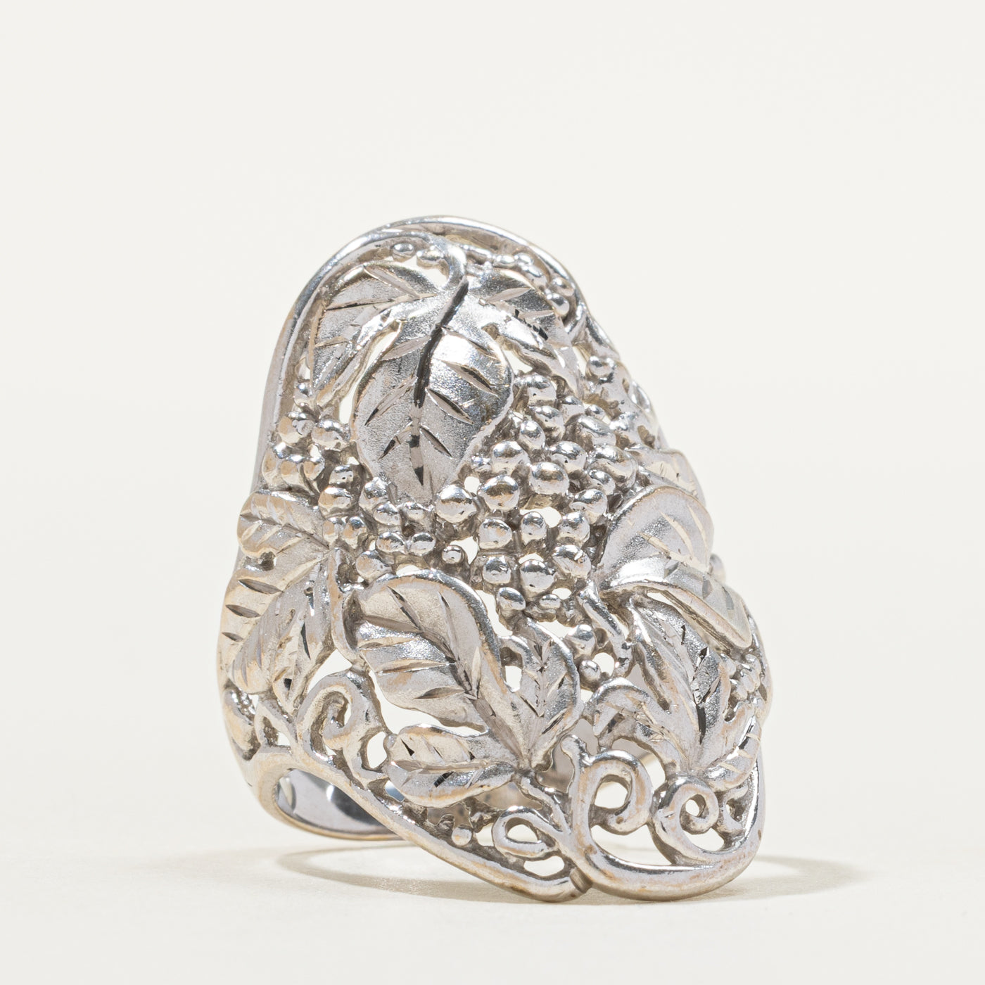 18k White Gold Leaf Design Engraved Ring | SZ 6.25