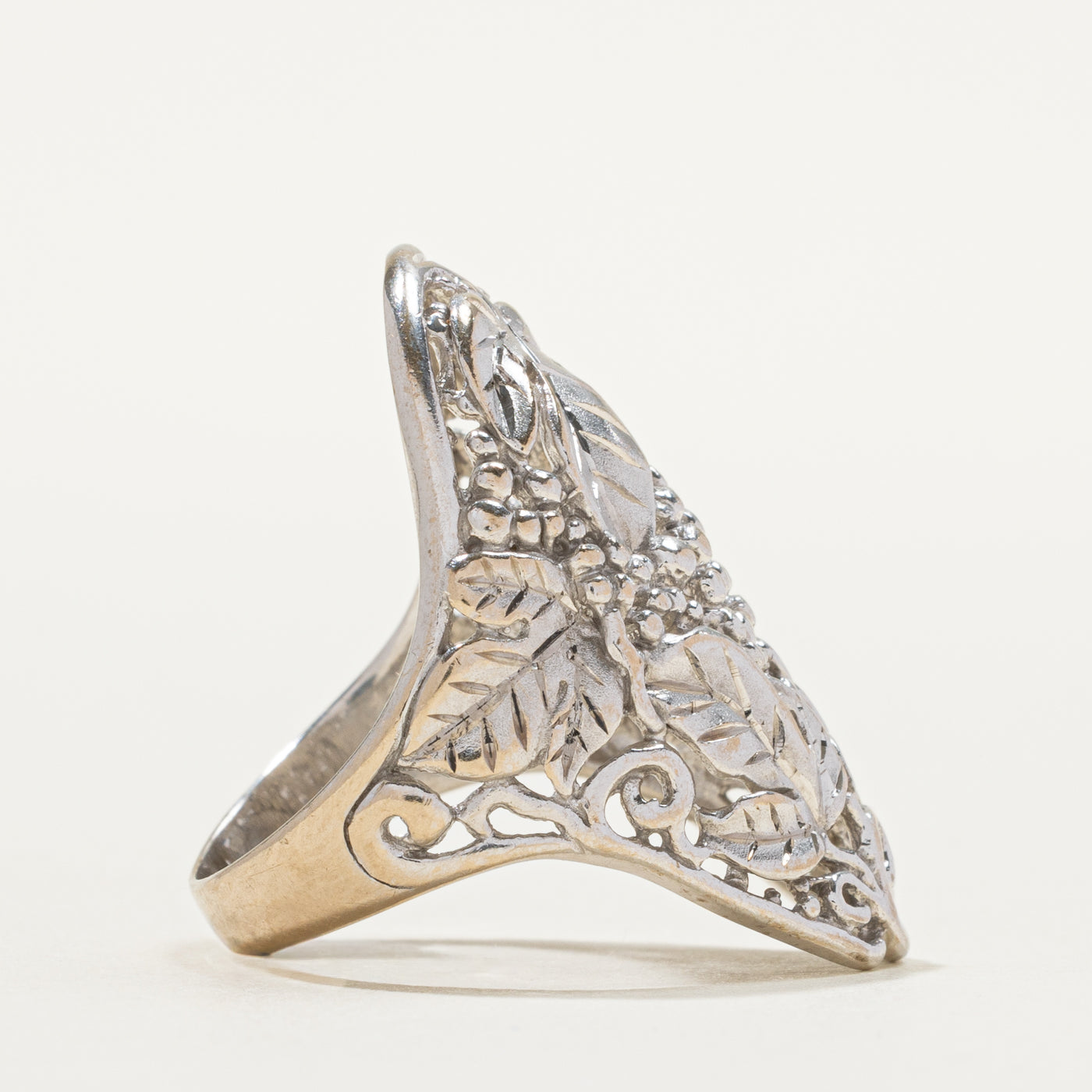 18k White Gold Leaf Design Engraved Ring | SZ 6.25