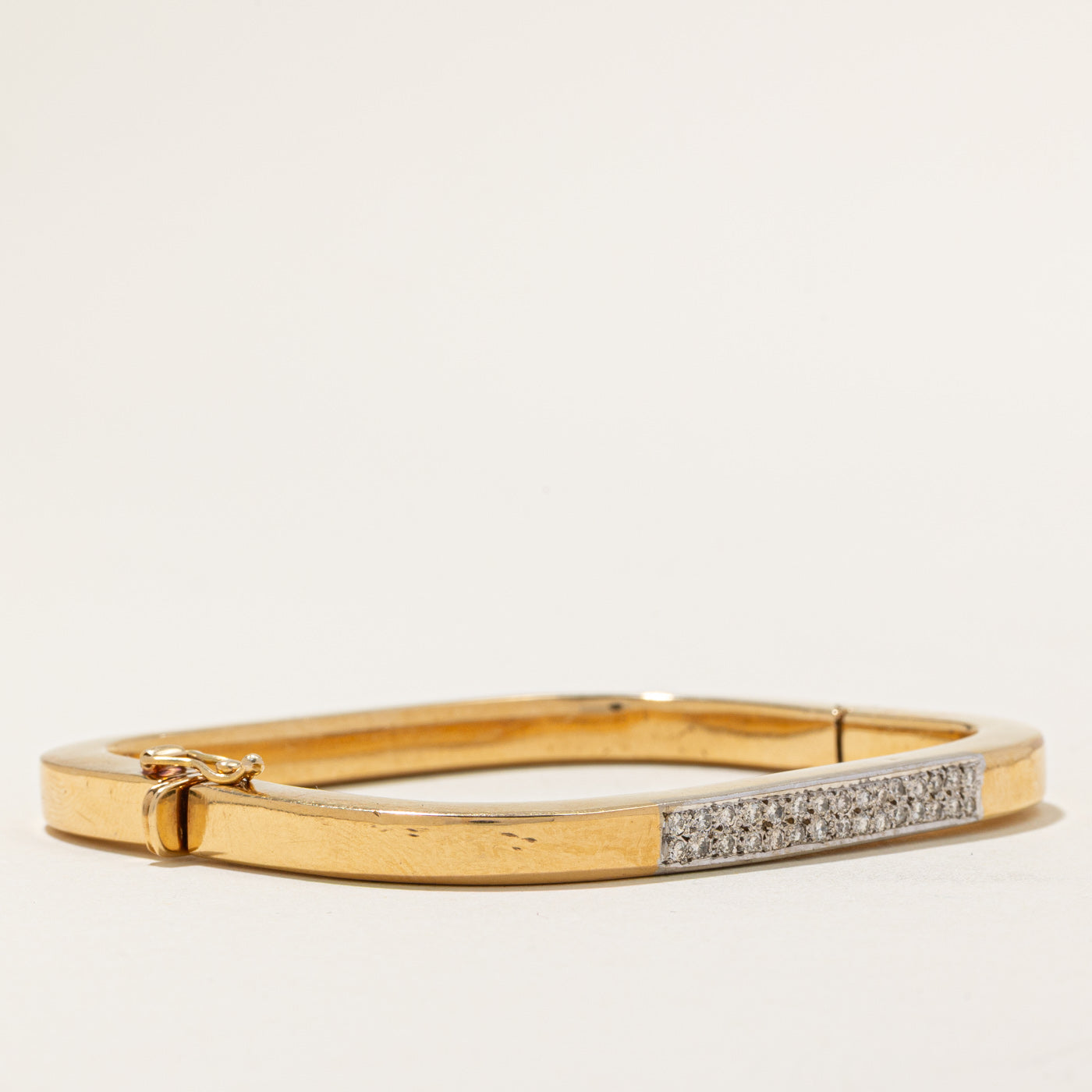 18k Rounded Square Shape Cluster Set Diamond Bangle | 0.20ctw | 7'' |