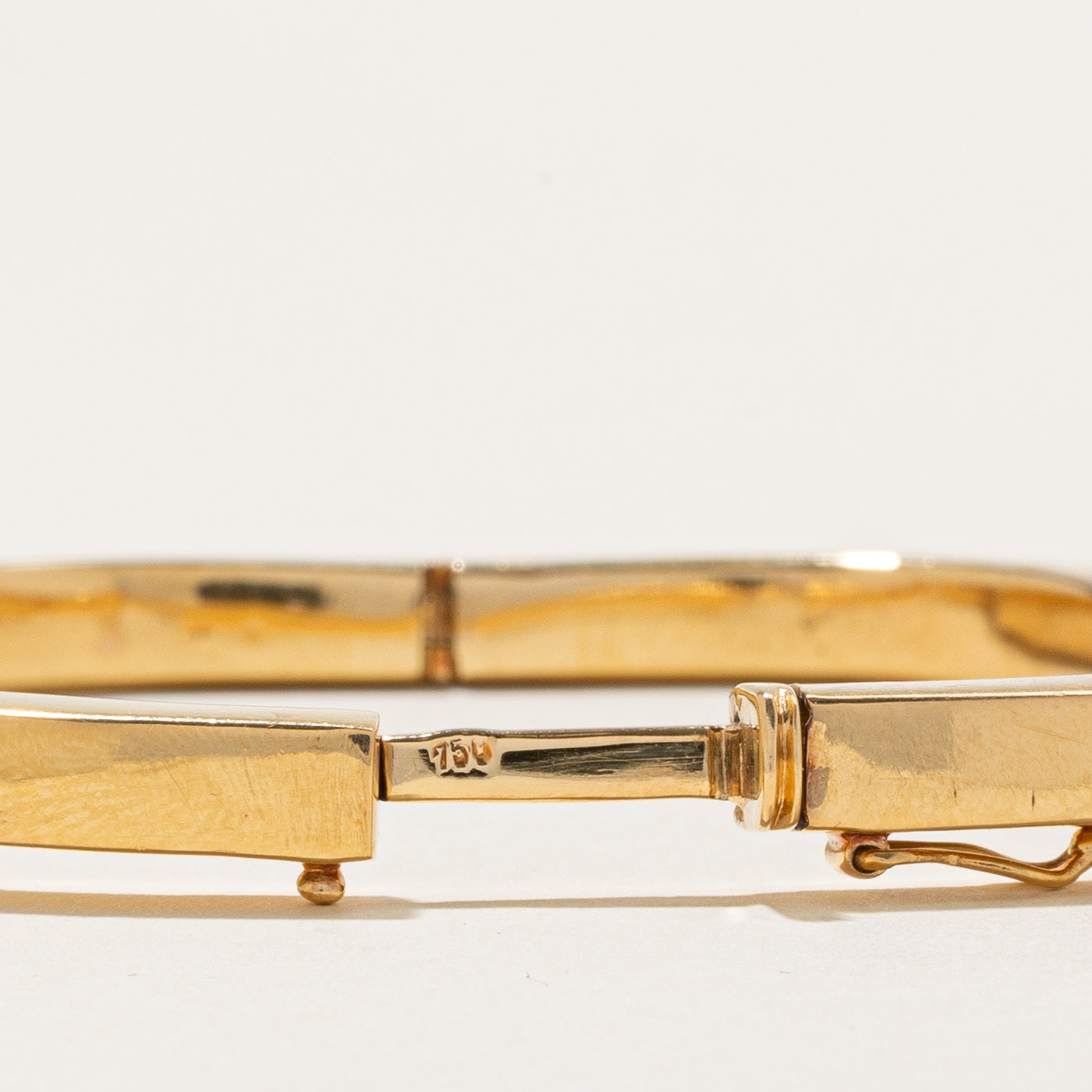 18k Rounded Square Shape Cluster Set Diamond Bangle | 0.20ctw | 7'' |