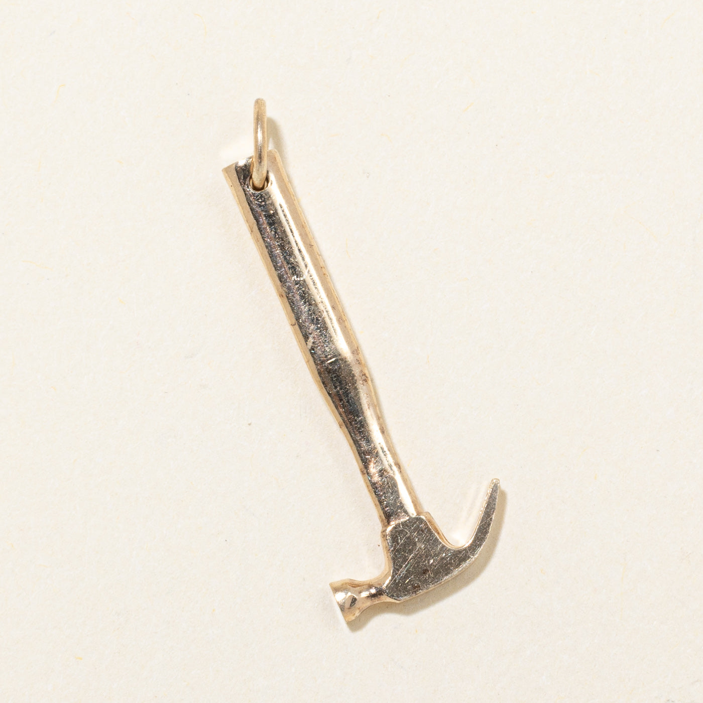 Breloque marteau en or jaune 10 carats
