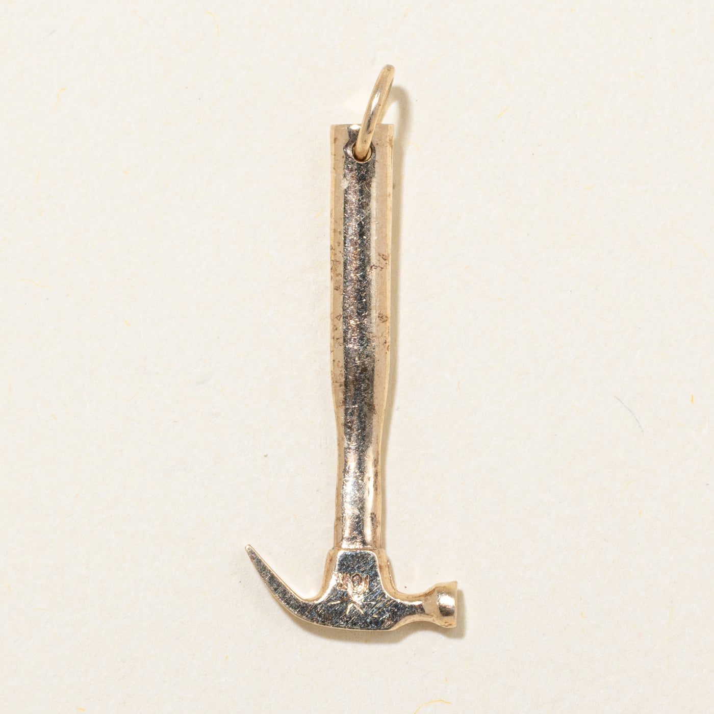 Breloque marteau en or jaune 10 carats