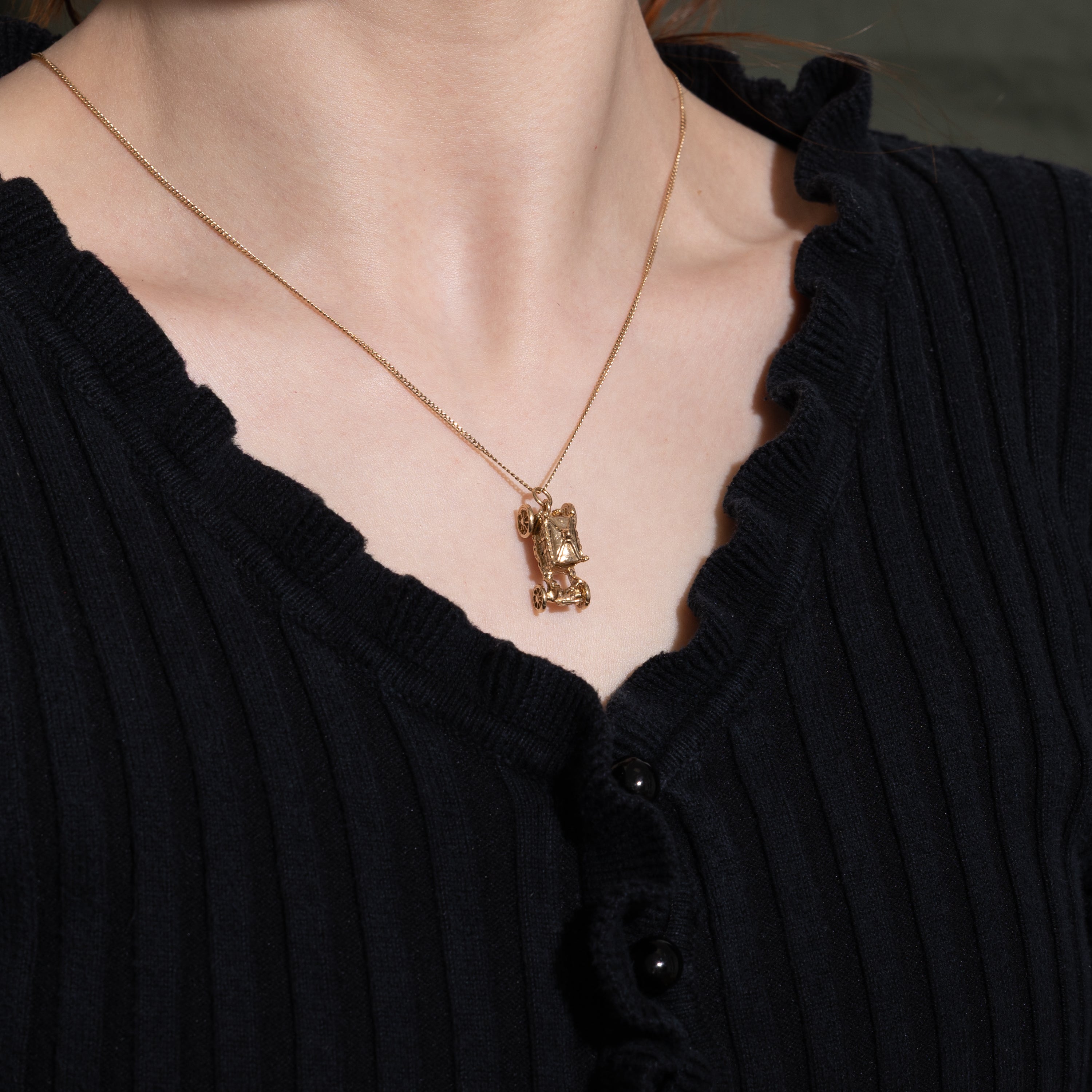 Breloque voiture vintage en or jaune 9 carats