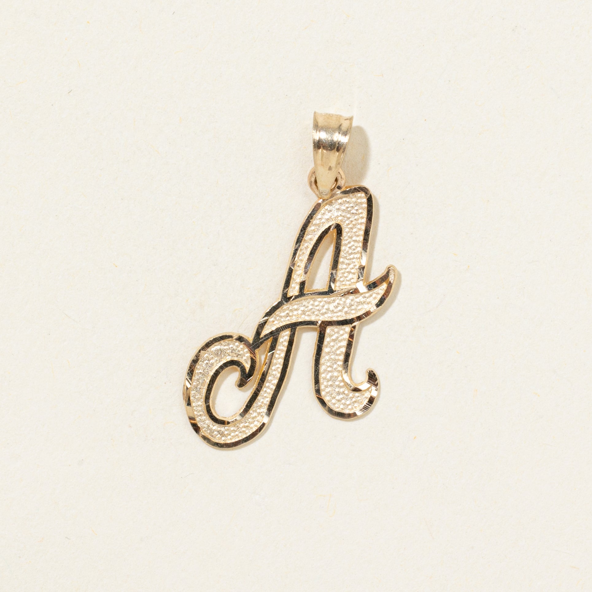 Pendentif initial « A » en or jaune 10 carats