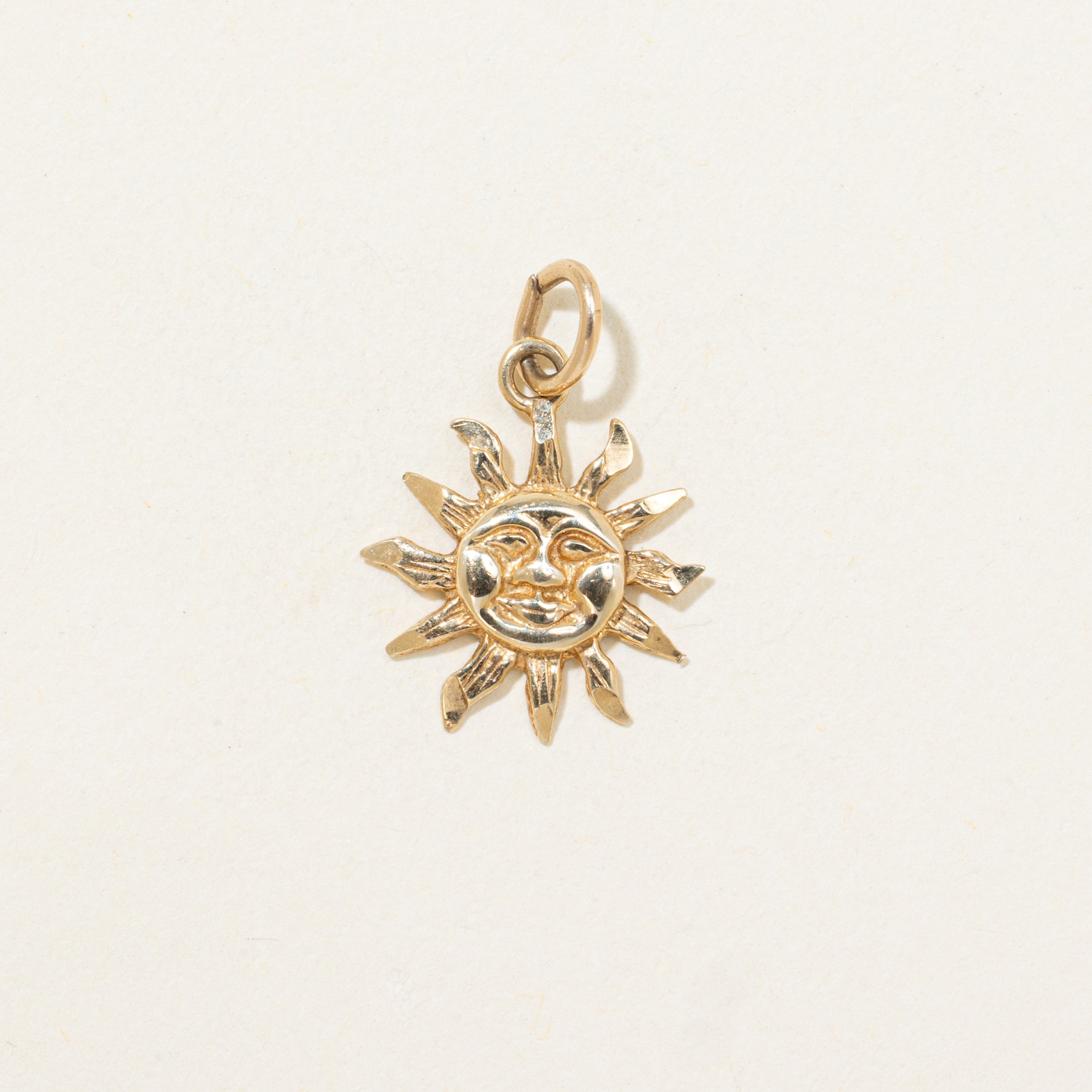 Breloque soleil en or jaune 10 carats