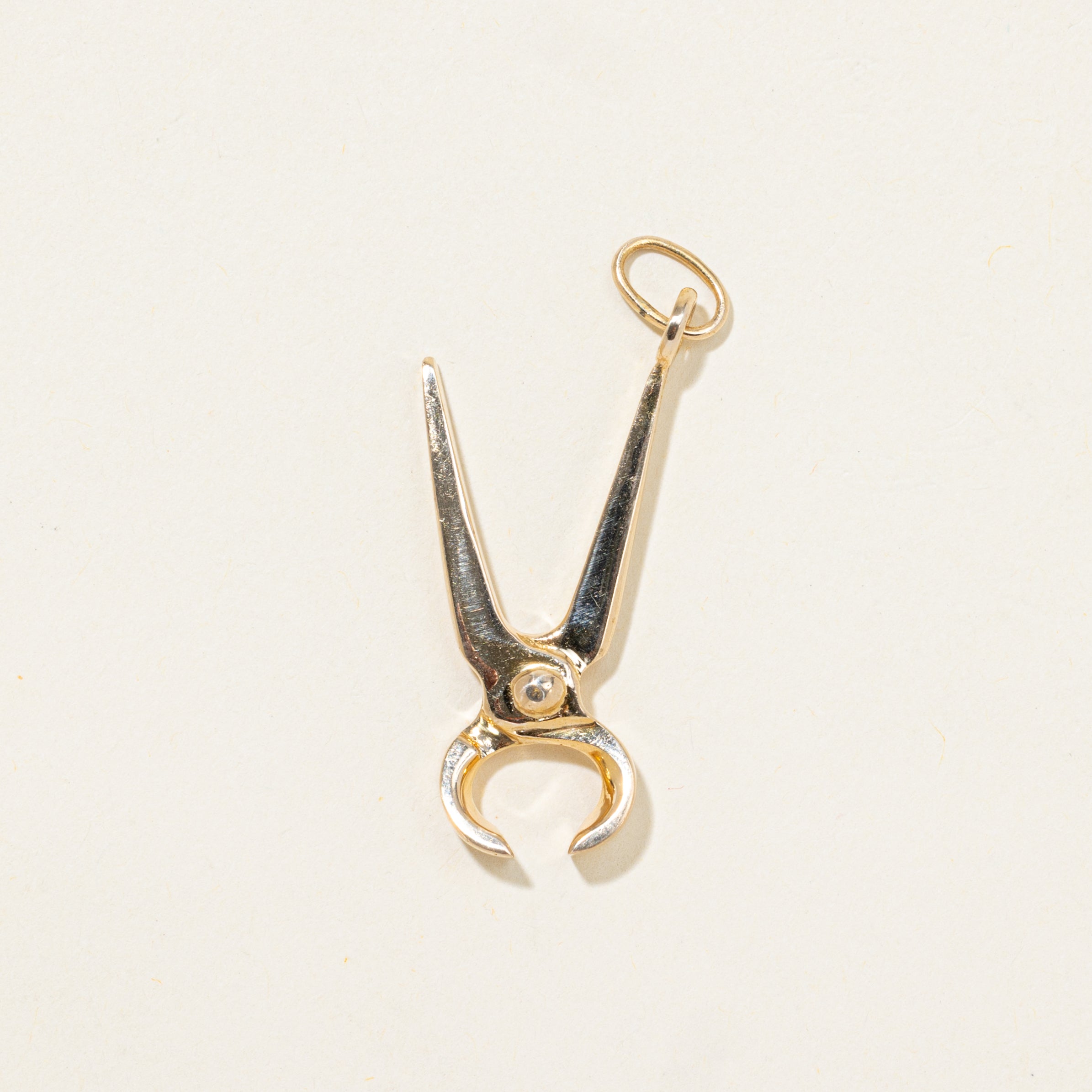 Breloque pince en or jaune 14 carats