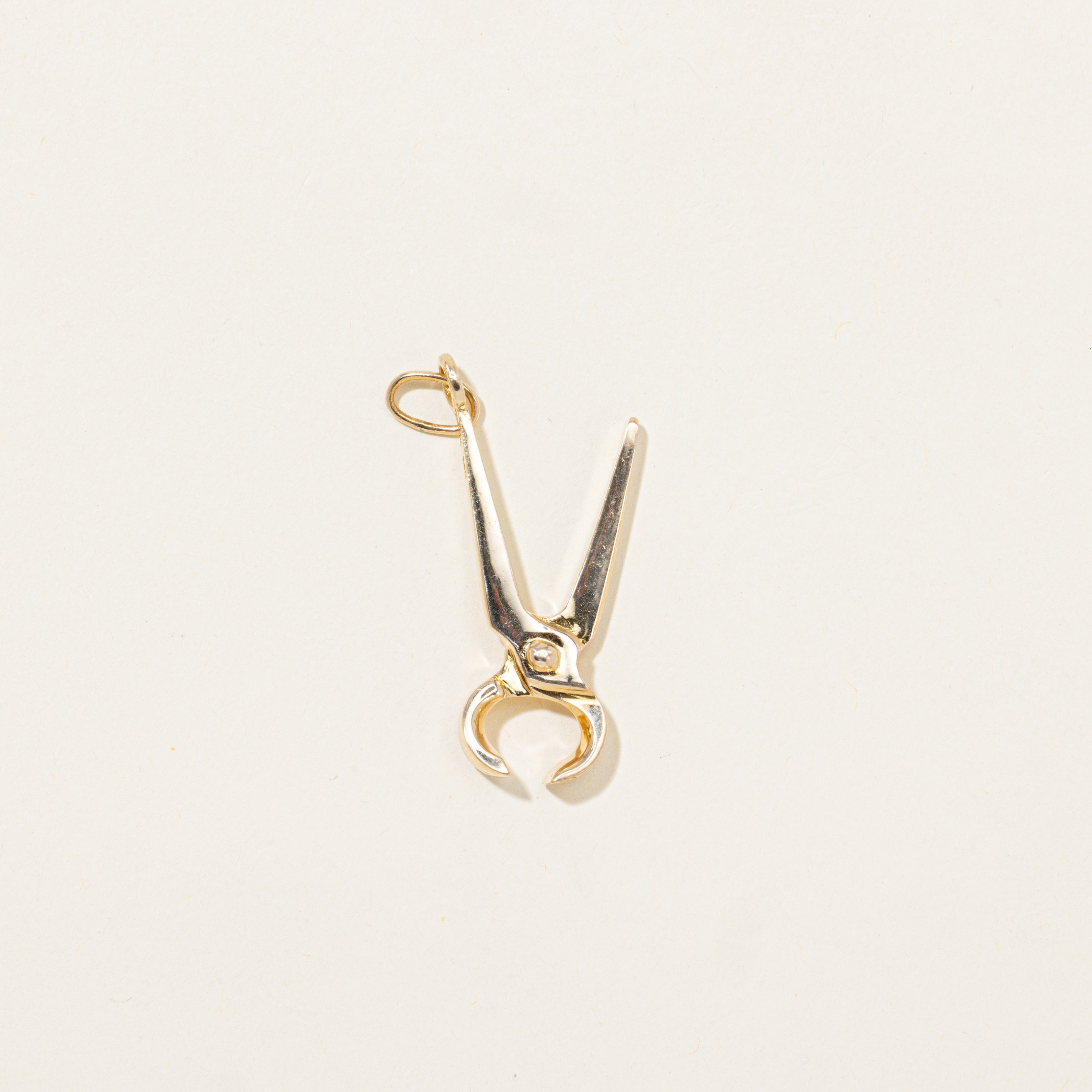 Breloque pince en or jaune 14 carats