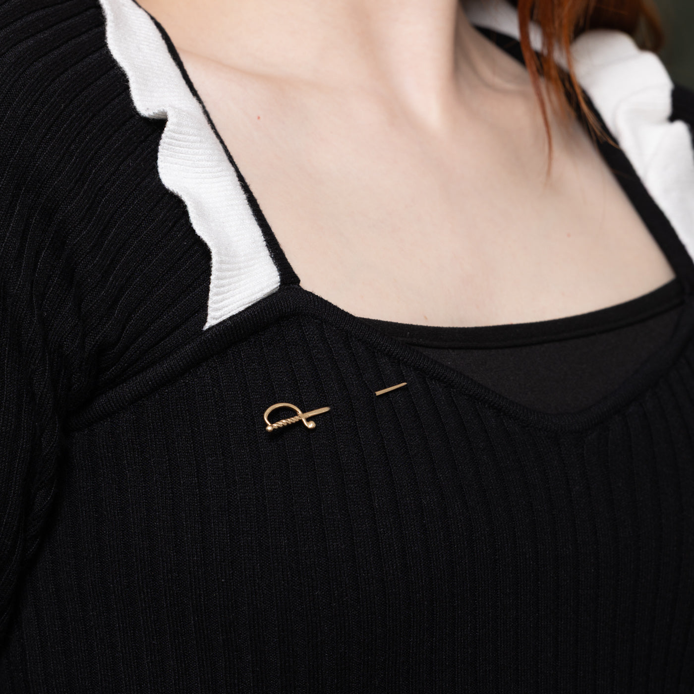 Broche épée en or jaune 10 carats