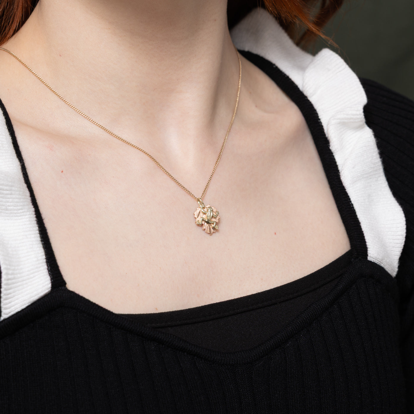 Pendentif feuille de grenouille en or bicolore 12 carats