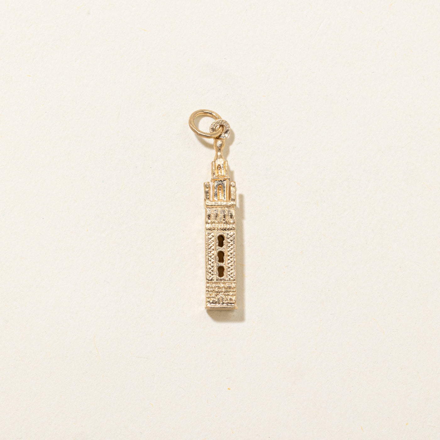 Charme du monument des pèlerins en or 18 carats