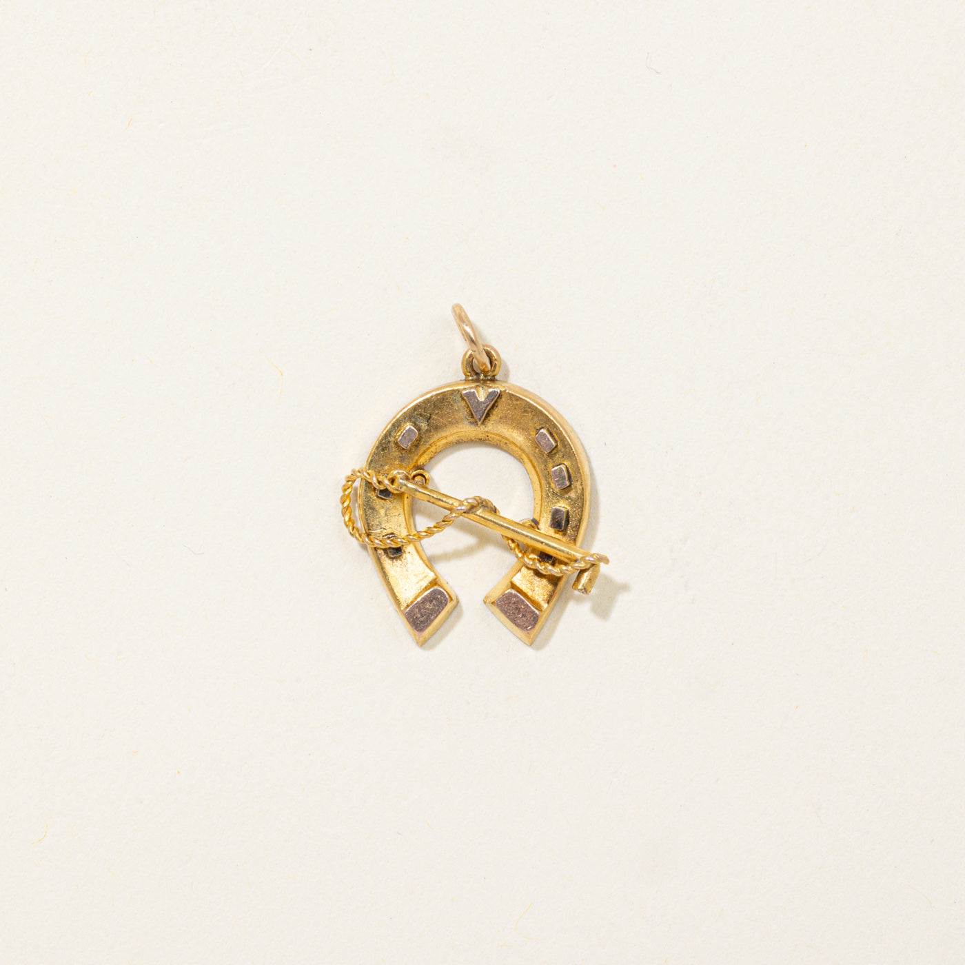 Breloque fer à cheval et cravache en or 19 carats