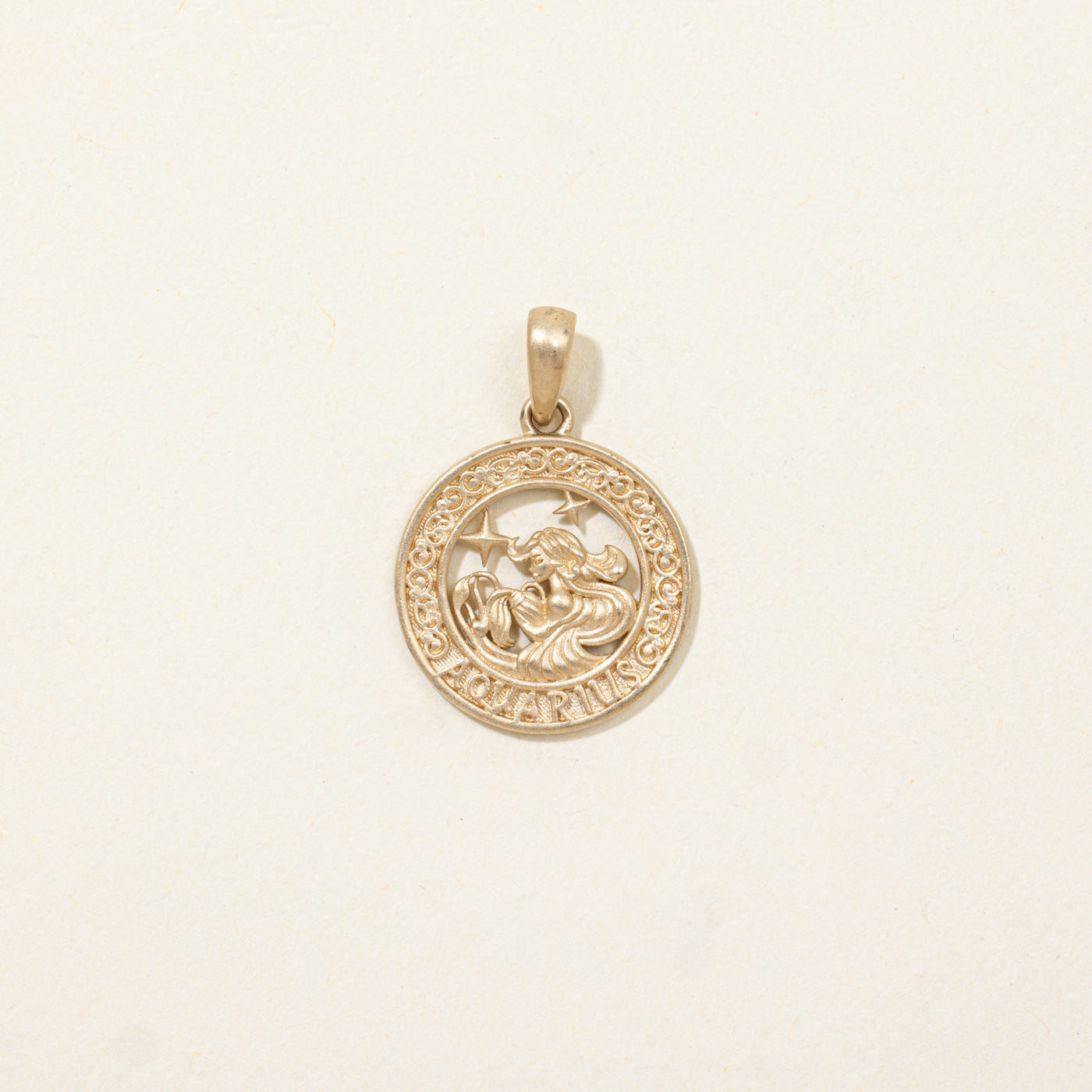 Pendentif en or jaune 14 carats représentant le signe du Verseau