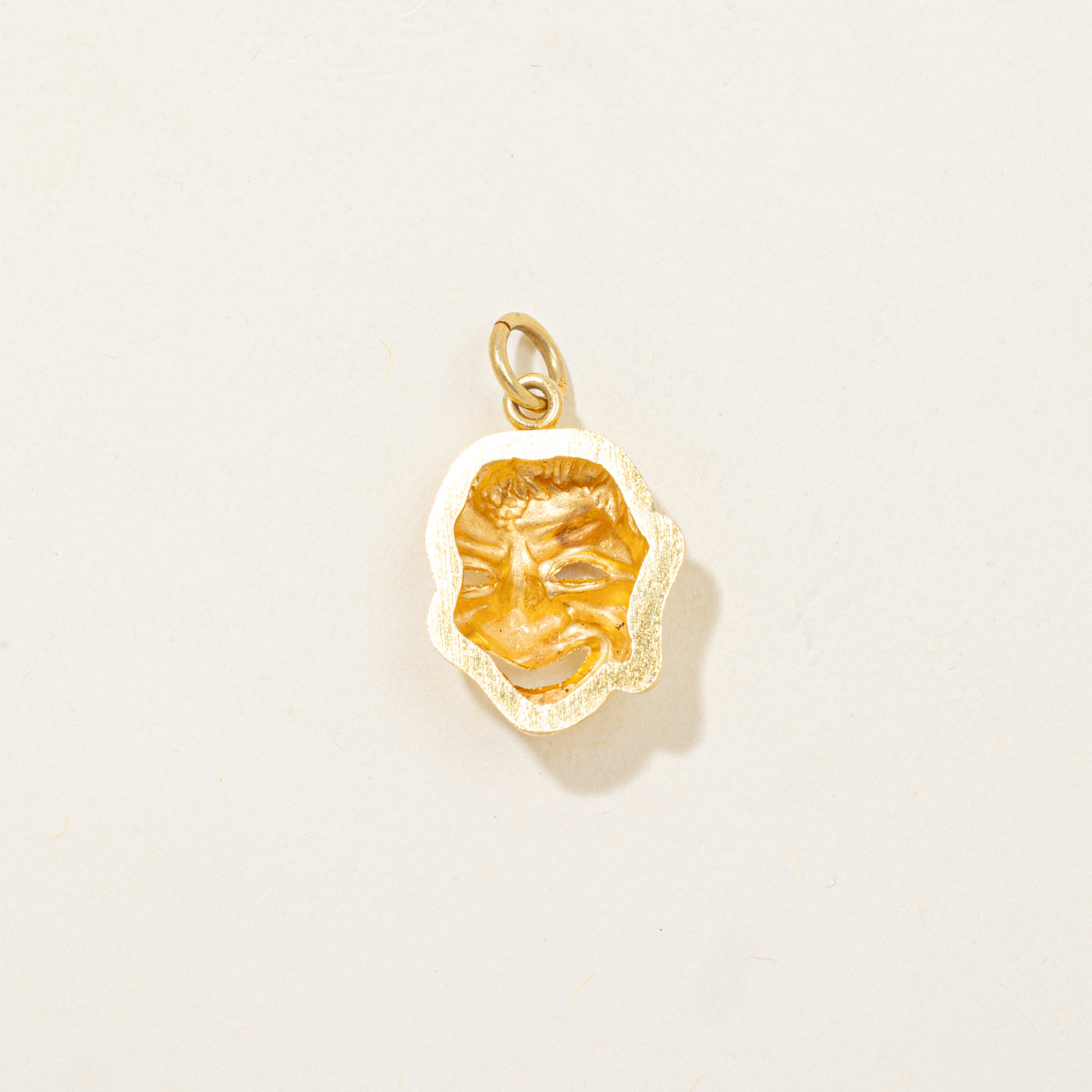 Breloque masque comique en or jaune 18 carats