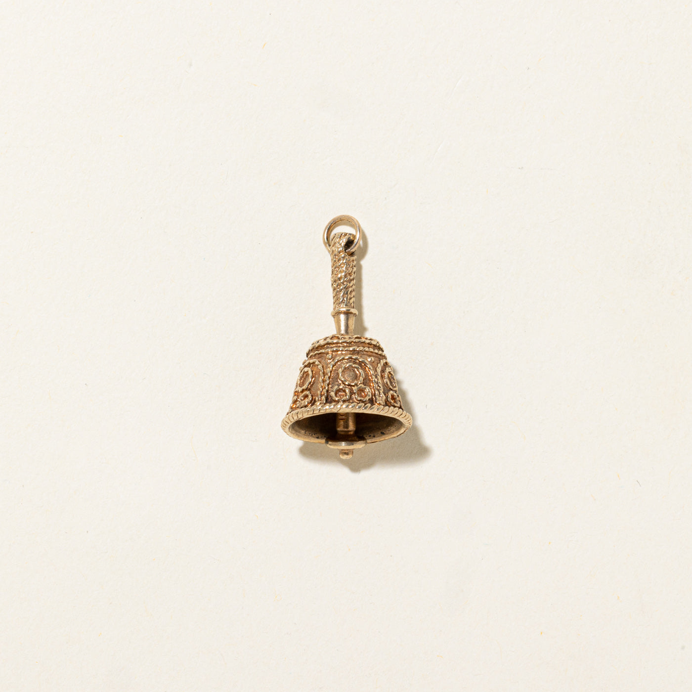 Breloque cloche ornée en or 10 carats