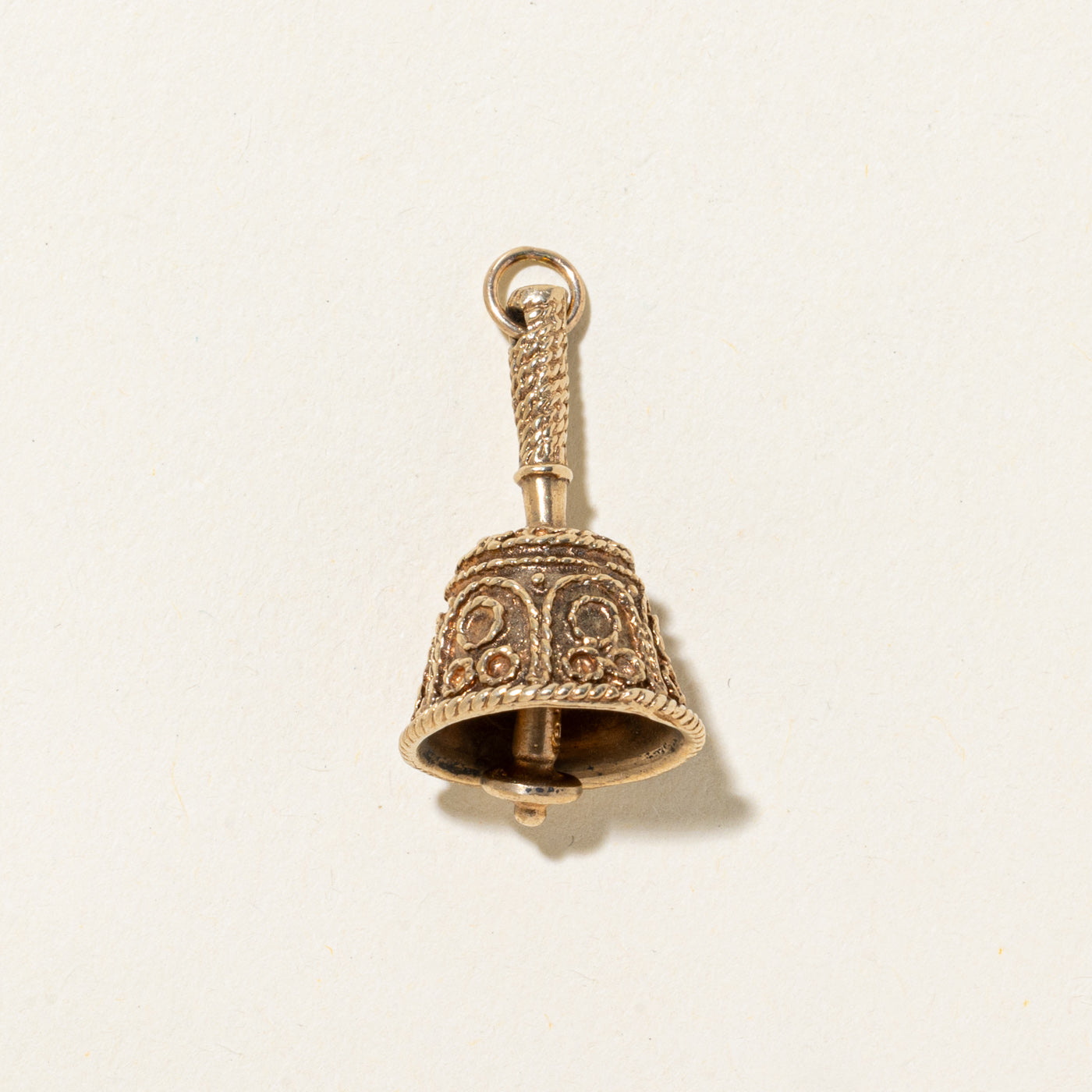 Breloque cloche ornée en or 10 carats