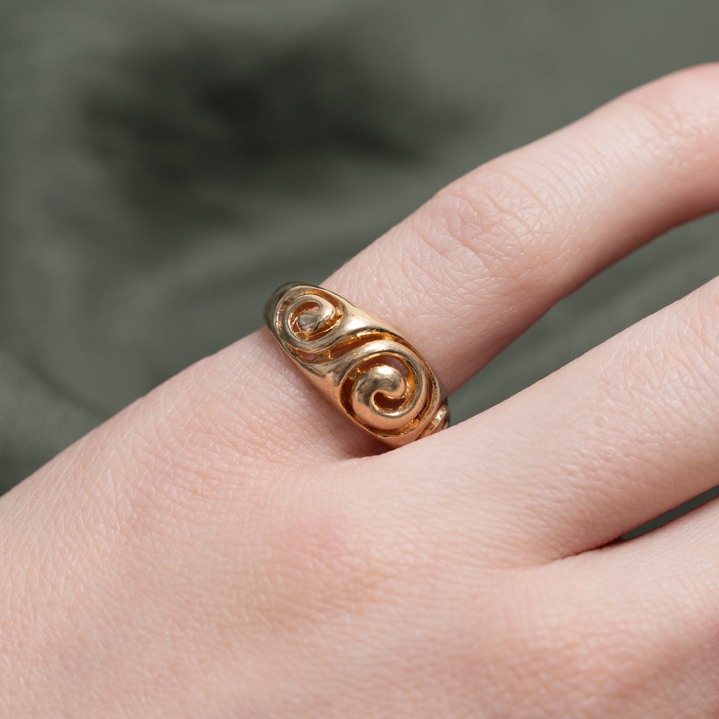 9K Openwork Swirl Dome Ring | SZ 5