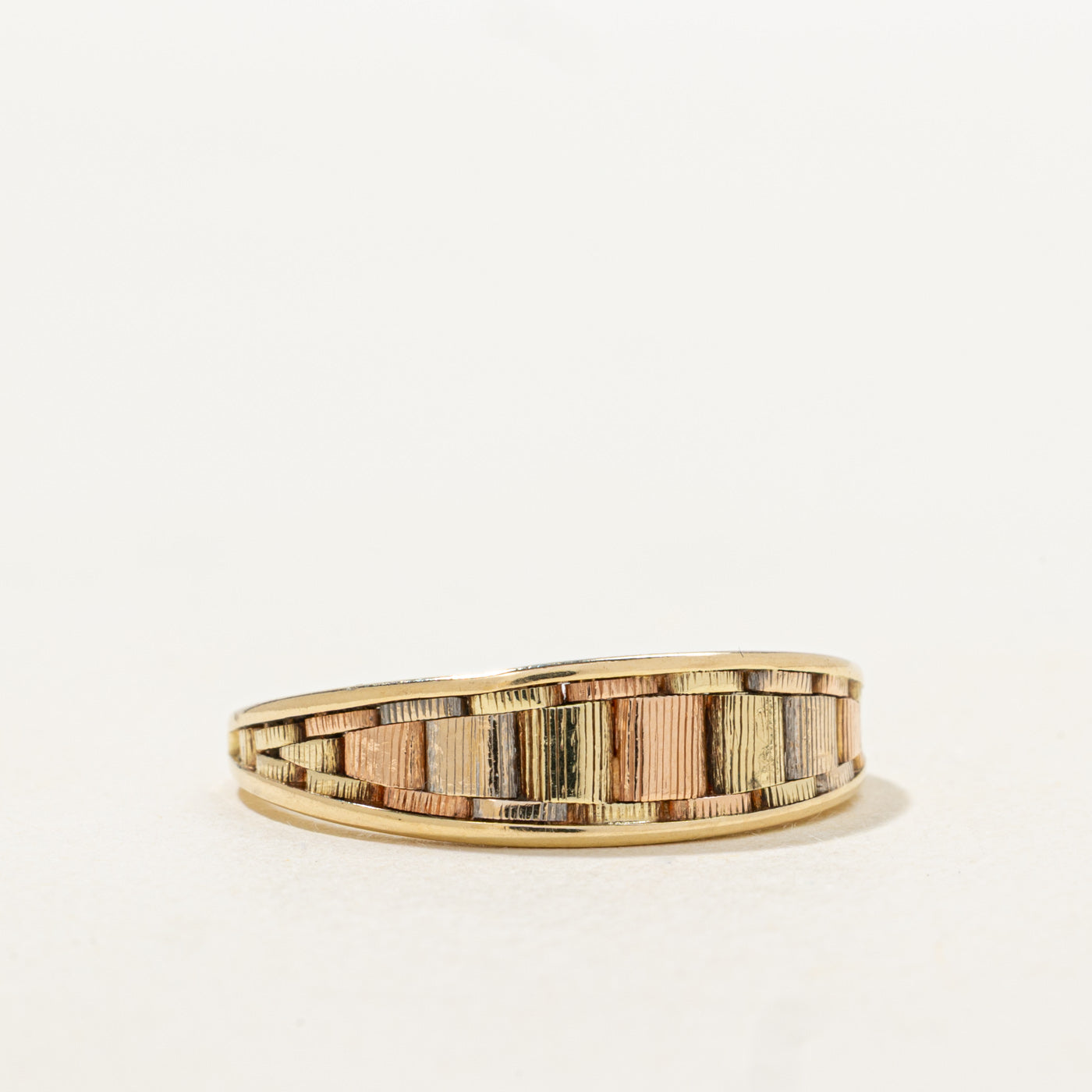 14K Tri Tone Gold Grooved Tapered Band | SZ 7.75