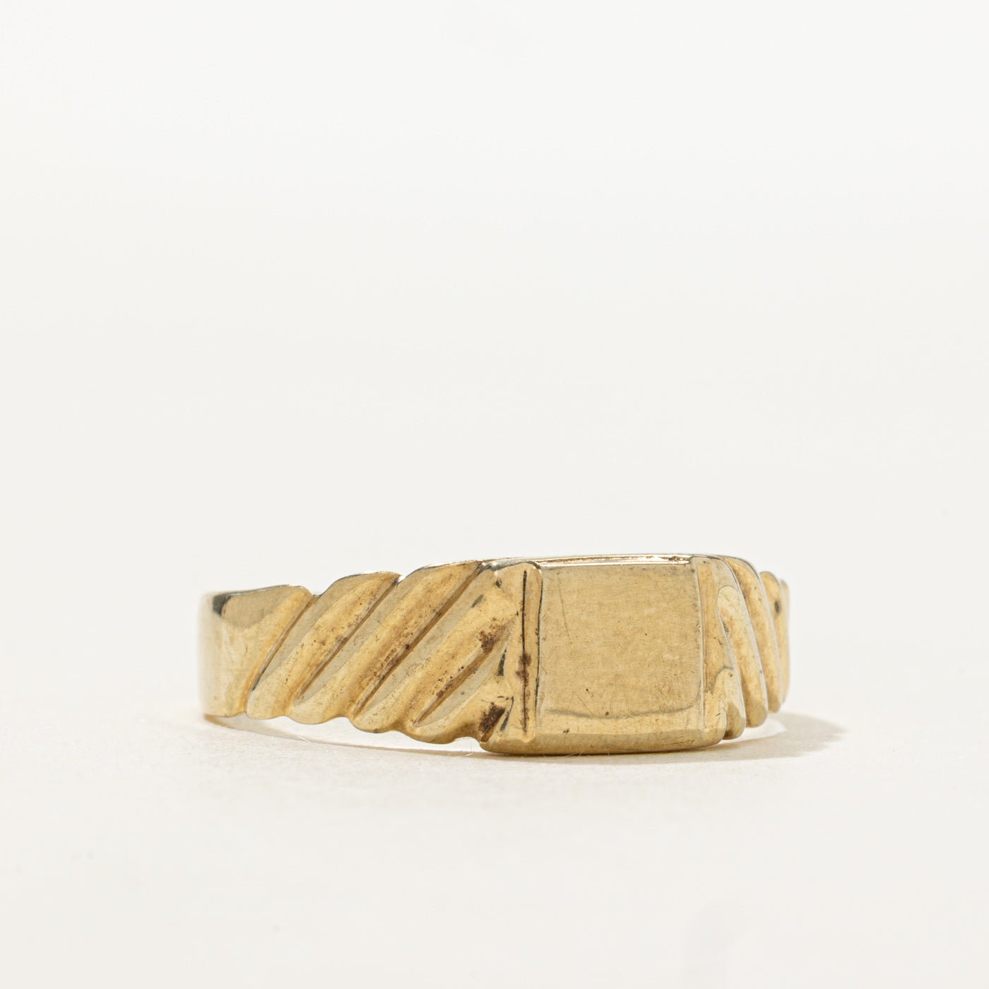 Bague chevalière carrée rainurée en or 8 carats | Taille 11,5