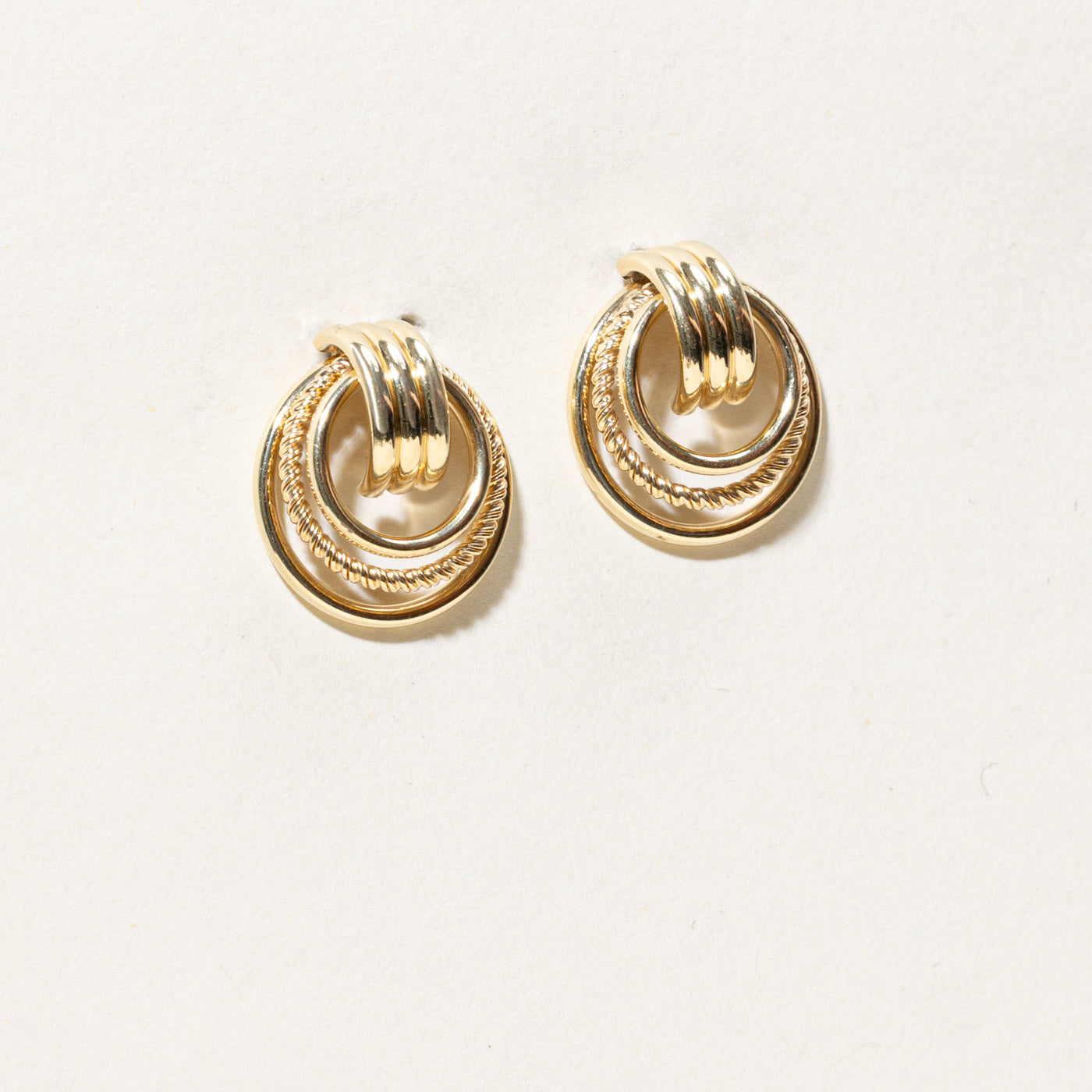 Boucles d'oreilles à clous texturées en forme de heurtoir de porte